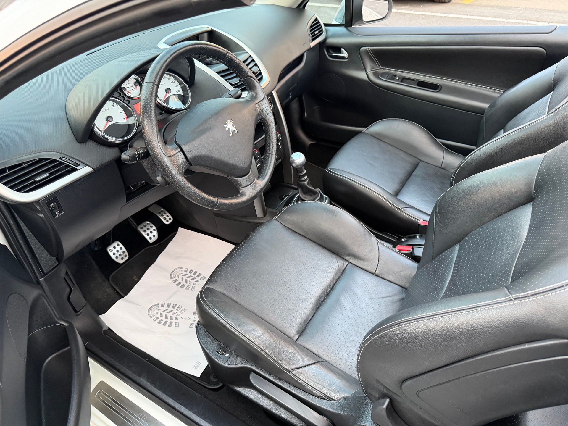 PEUGEOT 207 CC 1.6 16V Turbo Swiss Edition-image-13