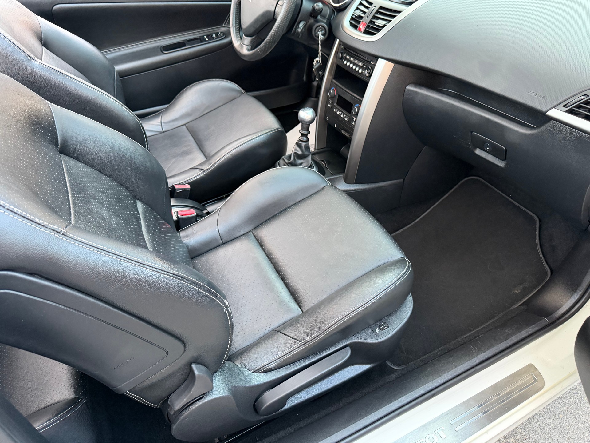 PEUGEOT 207 CC 1.6 16V Turbo Swiss Edition-image-15