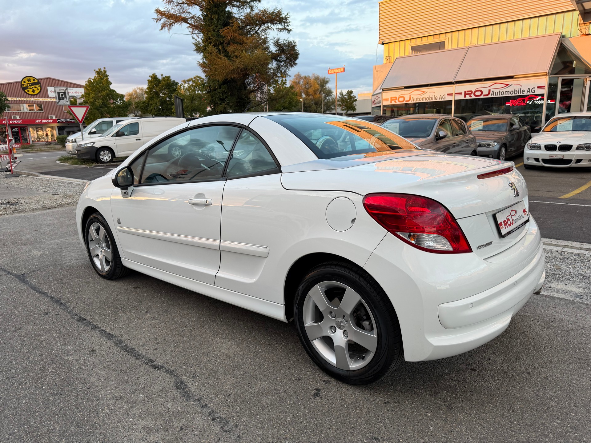 PEUGEOT 207 CC 1.6 16V Turbo Swiss Edition-image-6