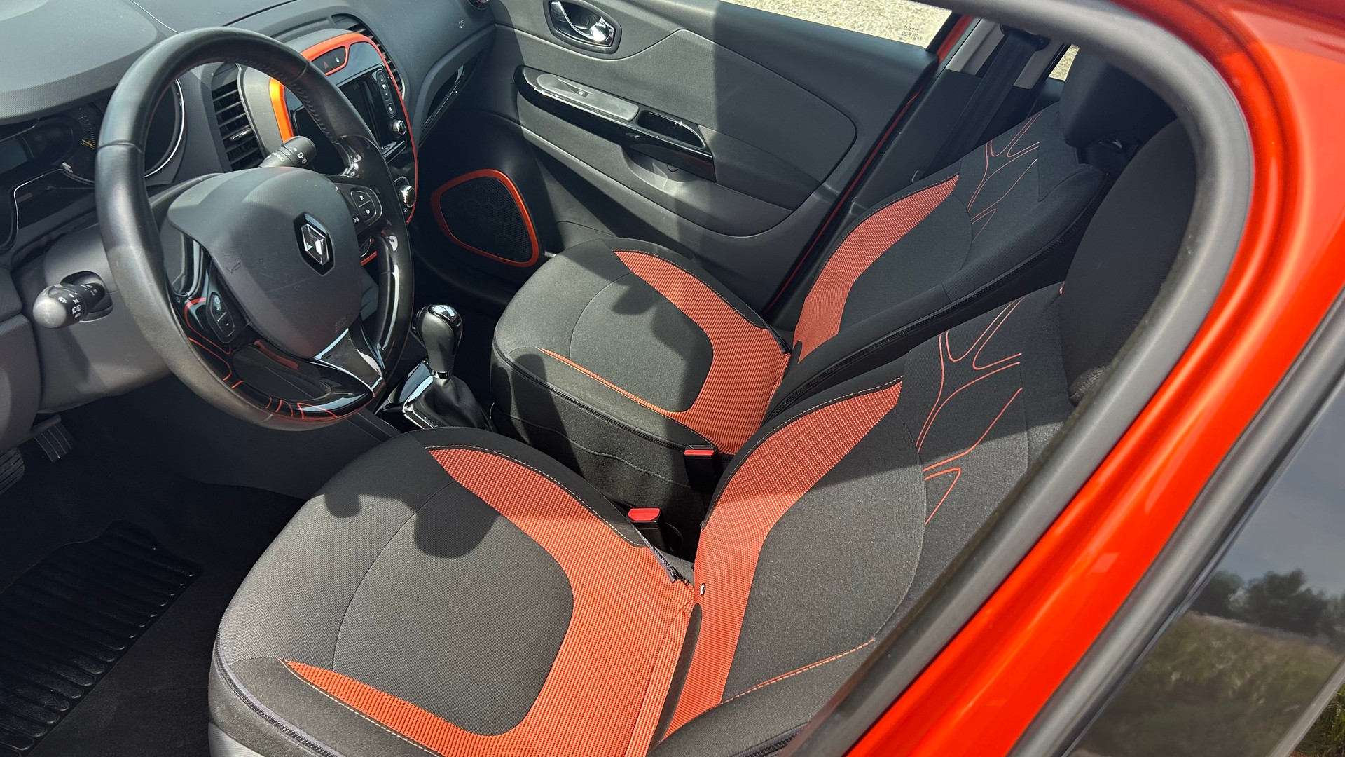 RENAULT Captur 1.2 T 16V Privilège EDC-showroom-element-1