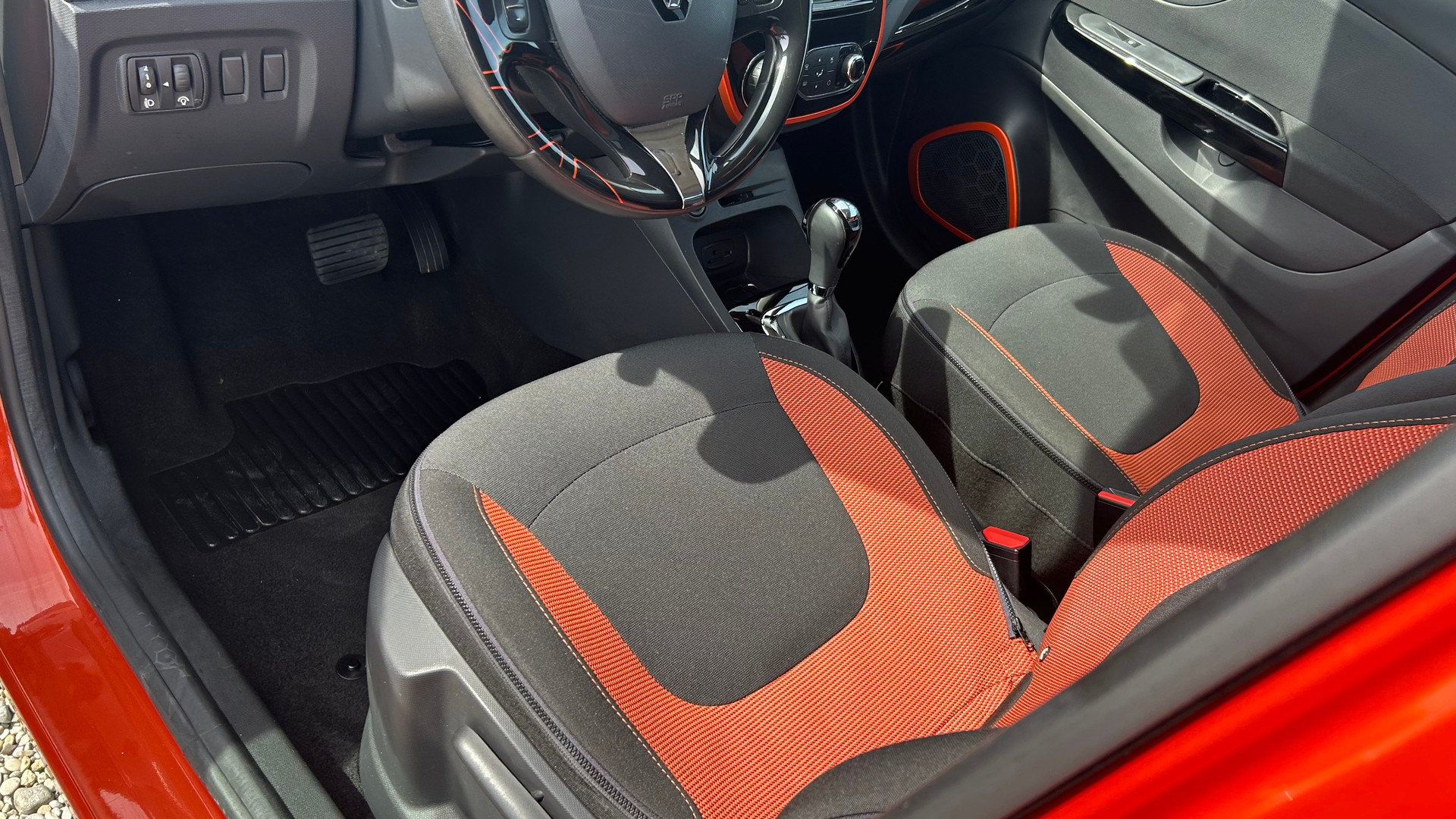 RENAULT Captur 1.2 T 16V Privilège EDC-showroom-element-3