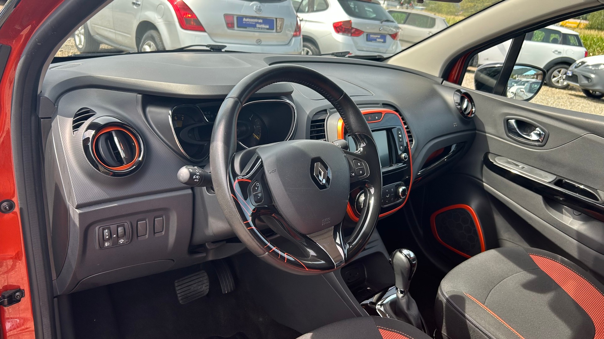 RENAULT Captur 1.2 T 16V Privilège EDC-showroom-element-2