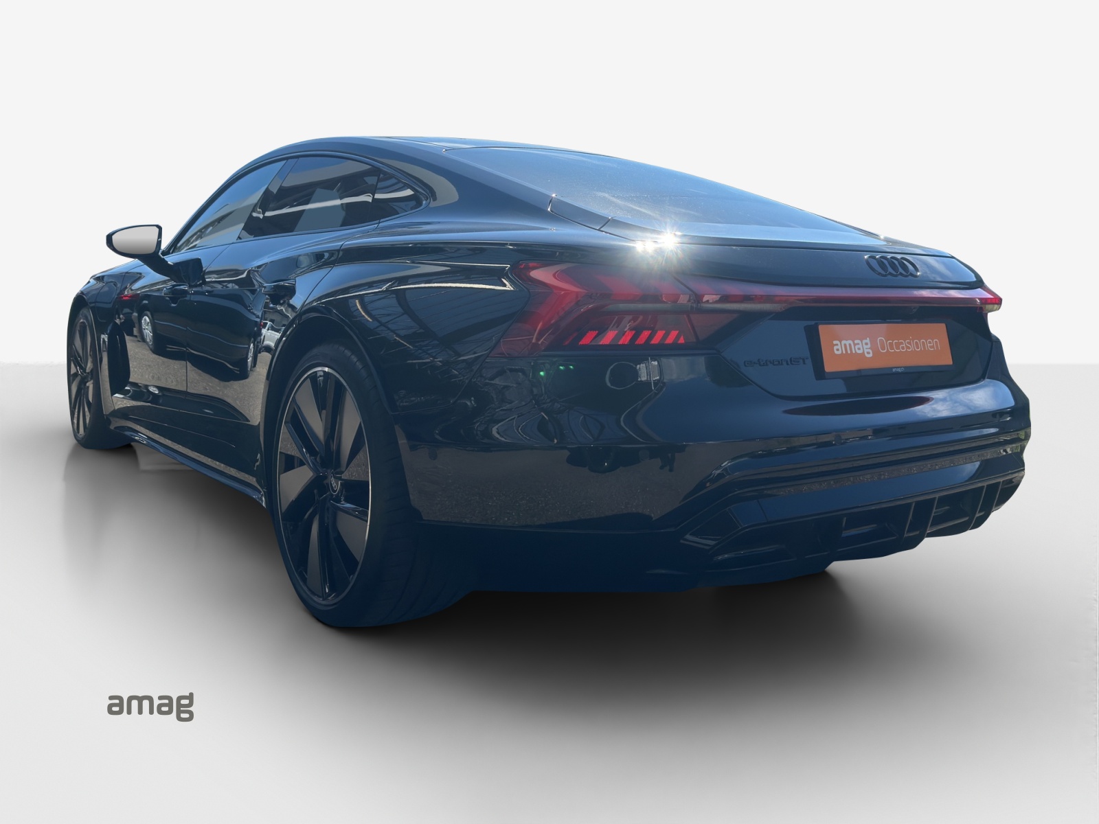 AUDI e-tron GT quattro-showroom-element-2