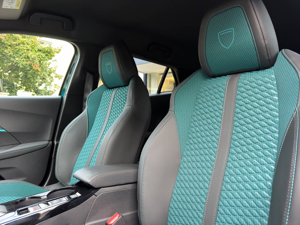 PEUGEOT 2008 Hybrid 145 GT ENVY-image-8