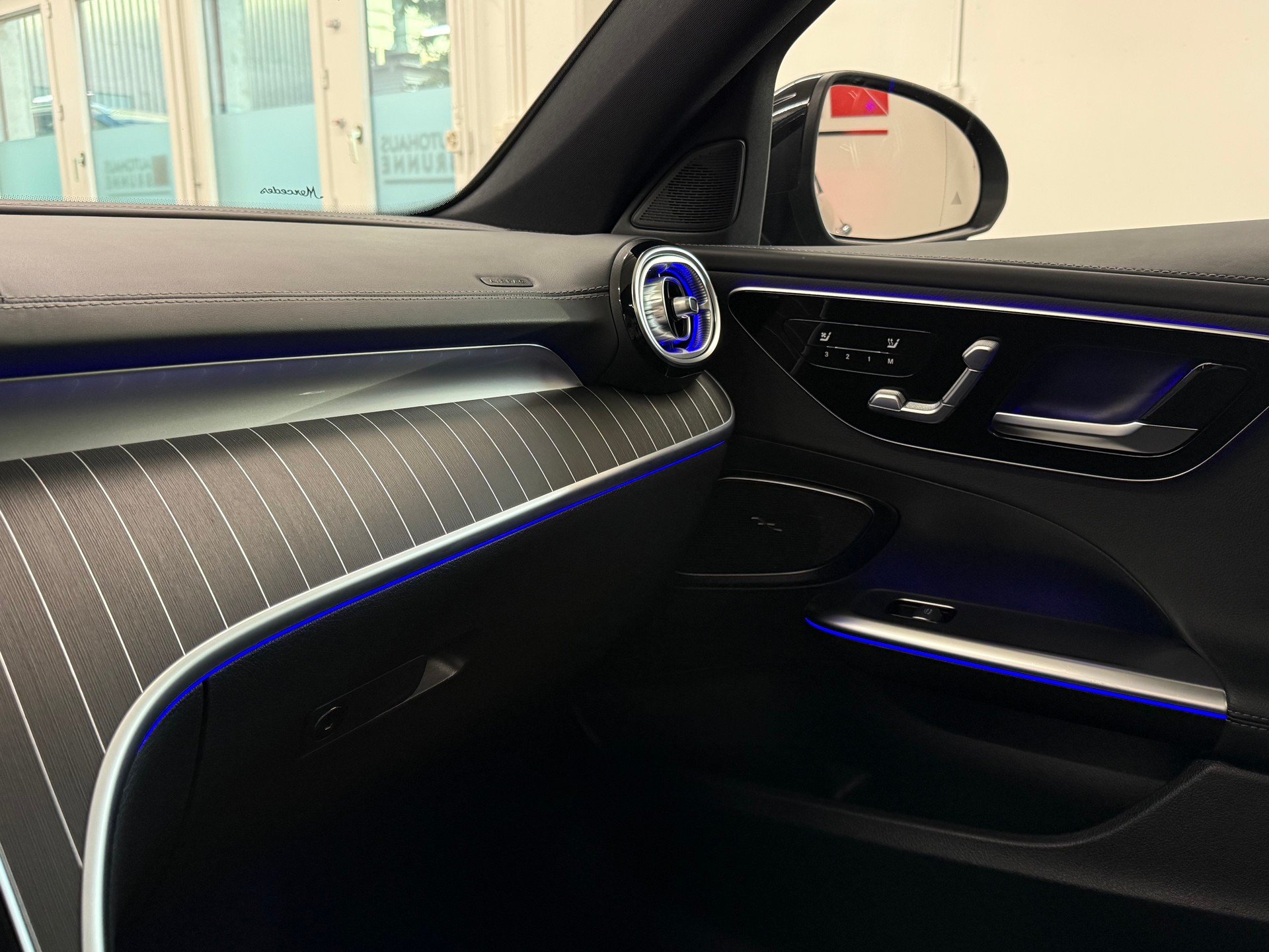 MERCEDES-BENZ C 220 d 4Matic Swiss Star AMG LINE-image-29