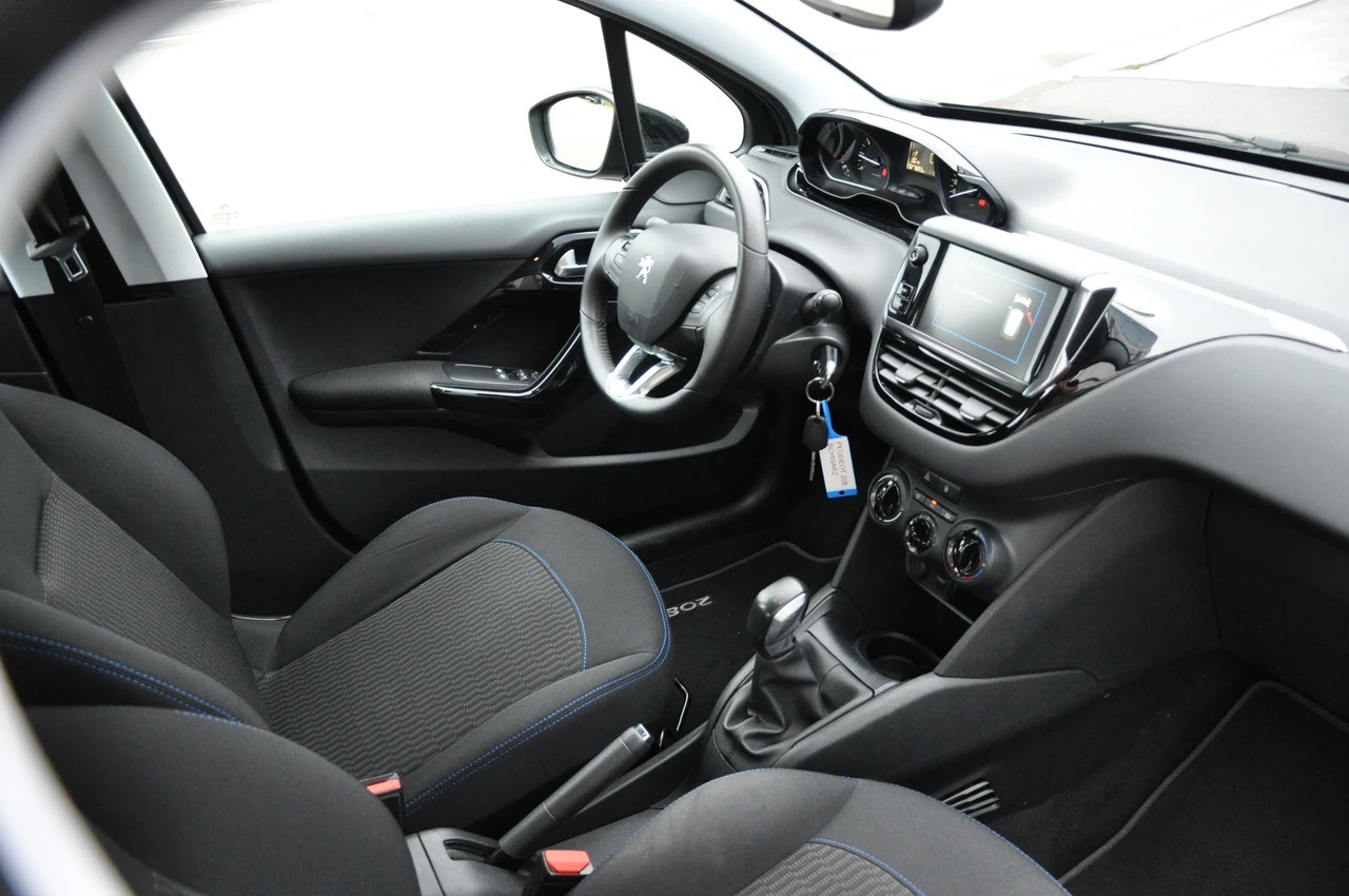 PEUGEOT 208 1.2 PureTech Signature-image-13