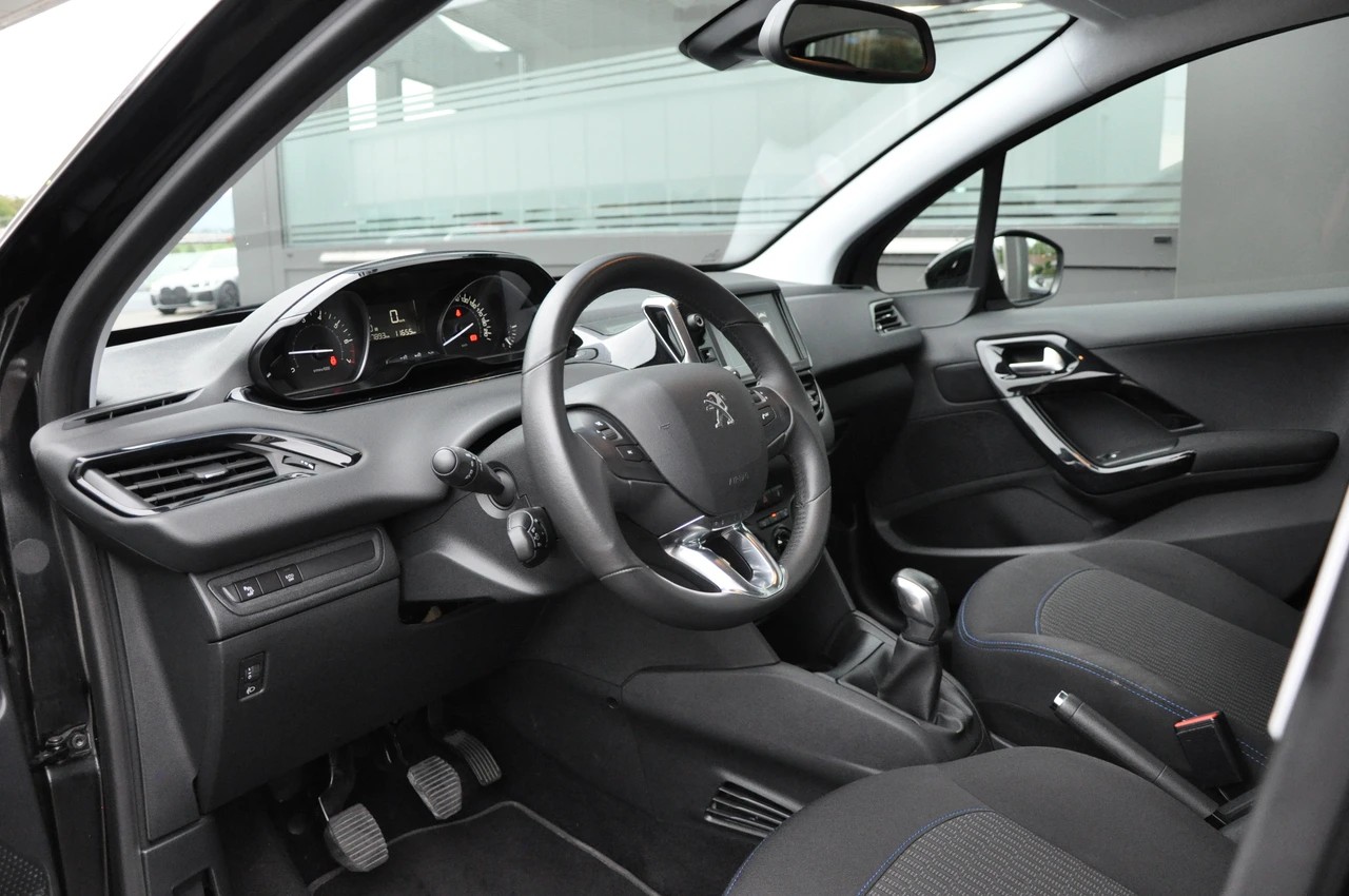 PEUGEOT 208 1.2 PureTech Signature-image-15