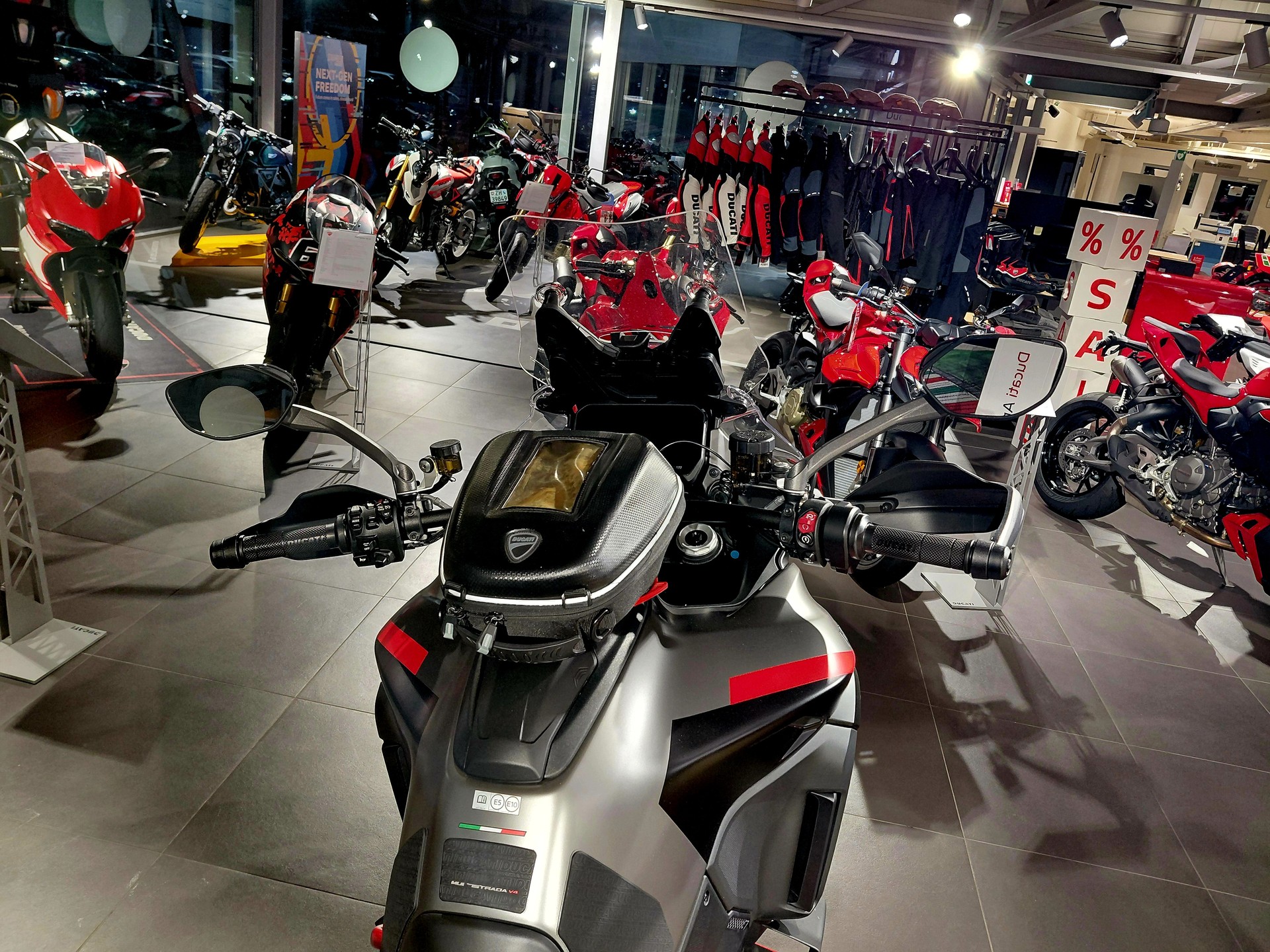 DUCATI * MULTISTRADA V4 S GRAND TOUR*-image-4