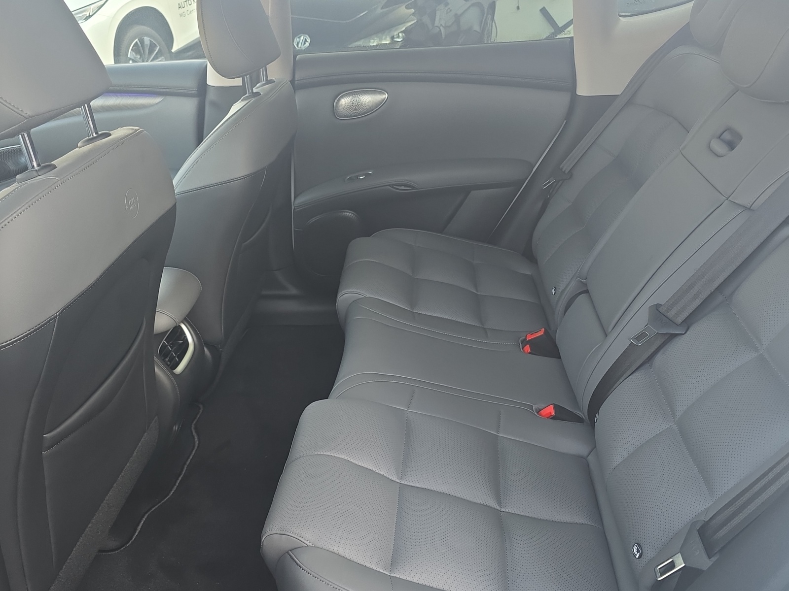 MG IM6 100 kWh Performance 21 4WD-image-4