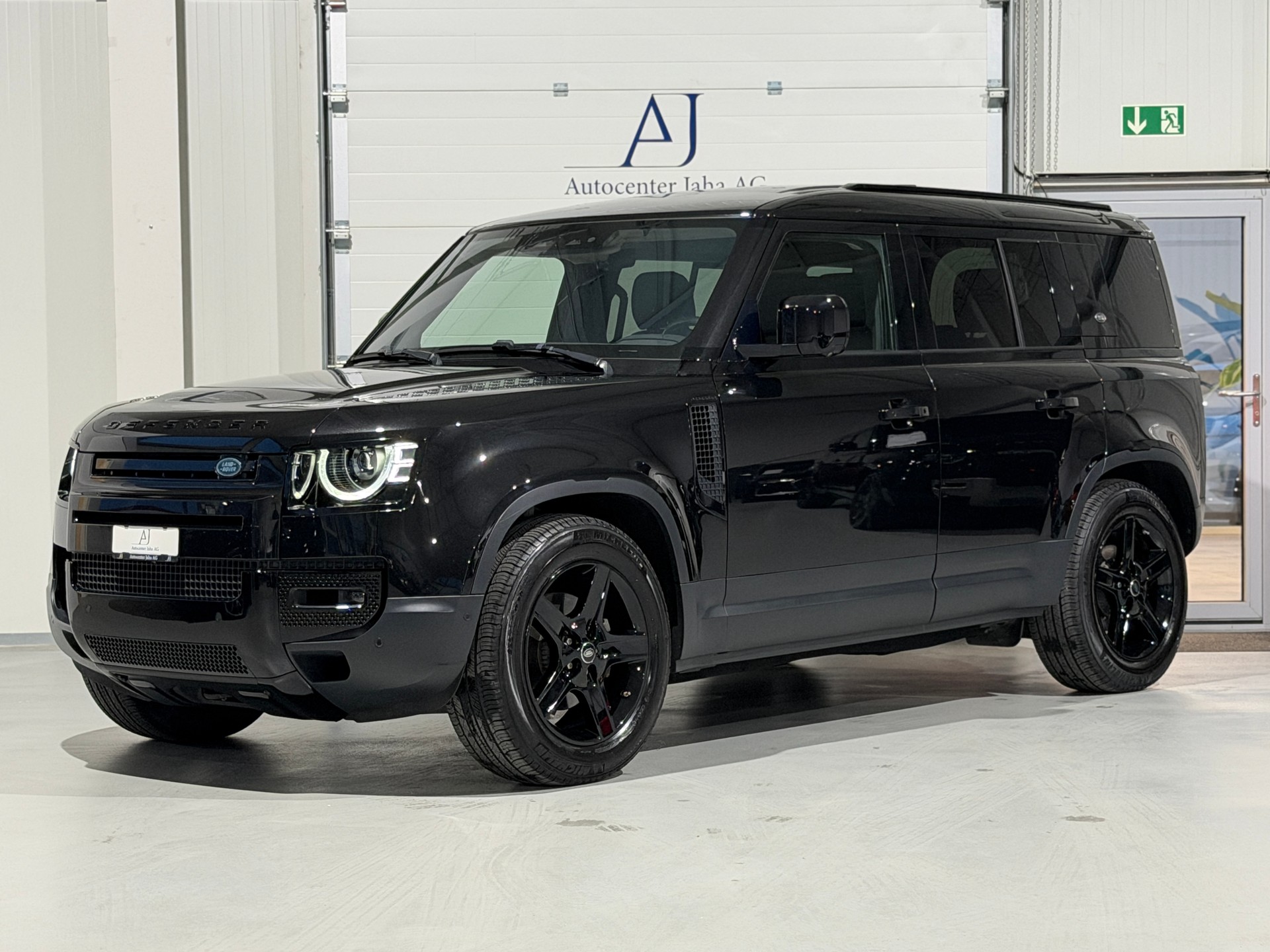 LAND ROVER Defender 110 P300 Si4 HSE AT8 (CH) / AHK 3500KG / 7 Plätzer-showroom-element-3