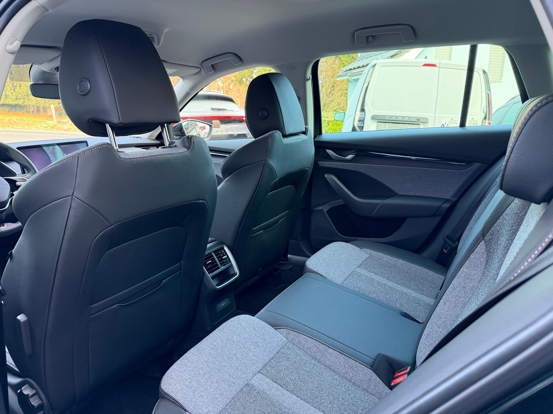 SKODA Octavia Combi 2.0 TDI DSG Selection-image-9