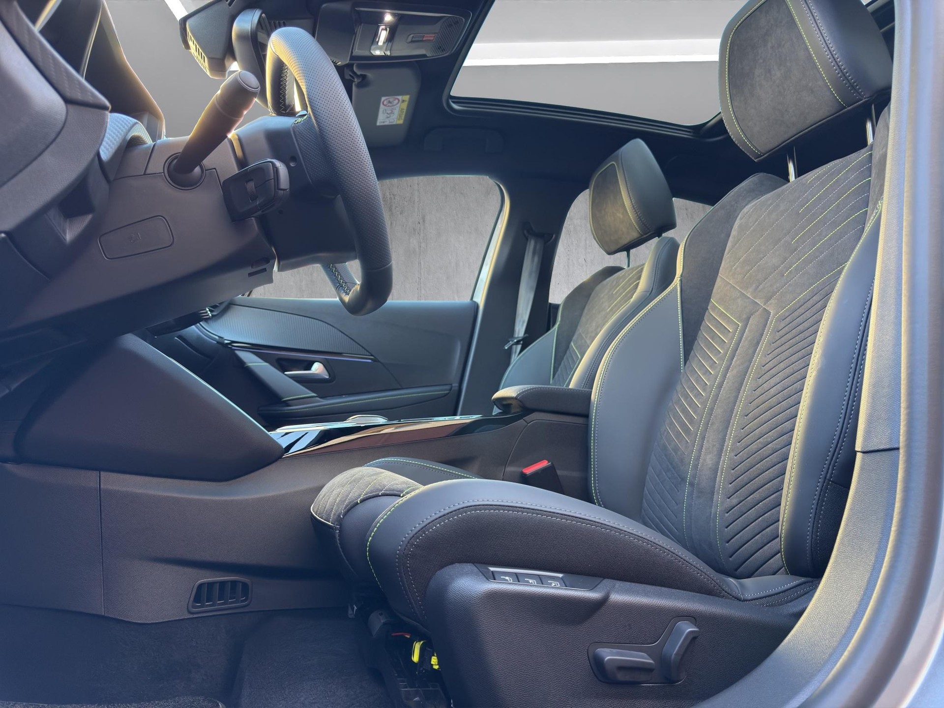PEUGEOT 208 e-GT-image-9