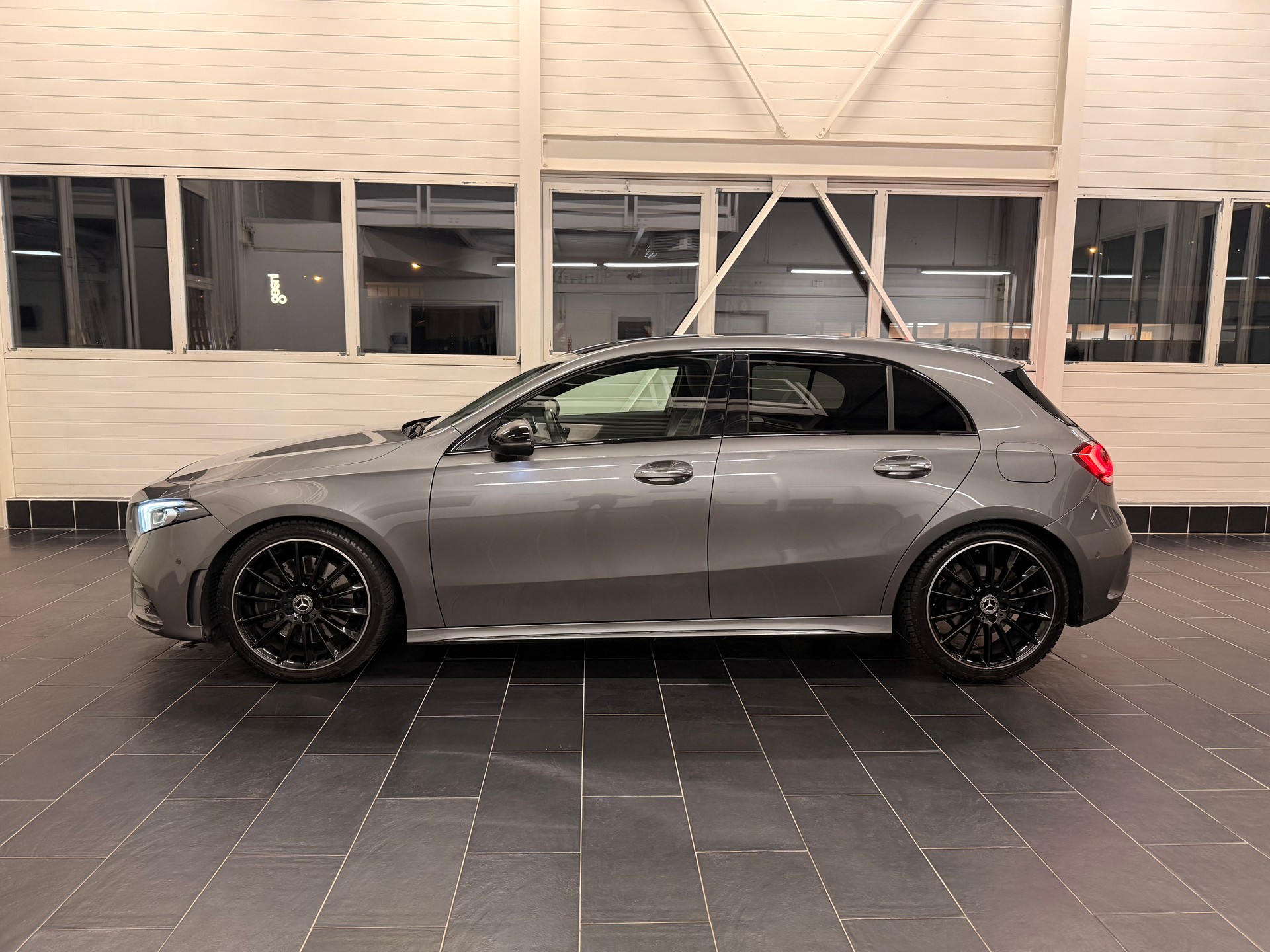 MERCEDES-BENZ A 250 AMG Line 7G-DCT-showroom-element-3