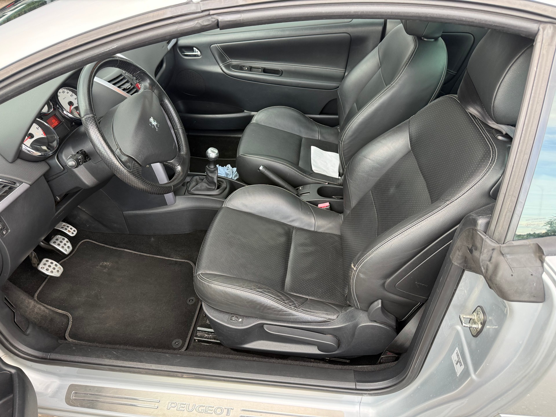 PEUGEOT 207 CC 1.6 16V Turbo Roland Garros Edition-image-7