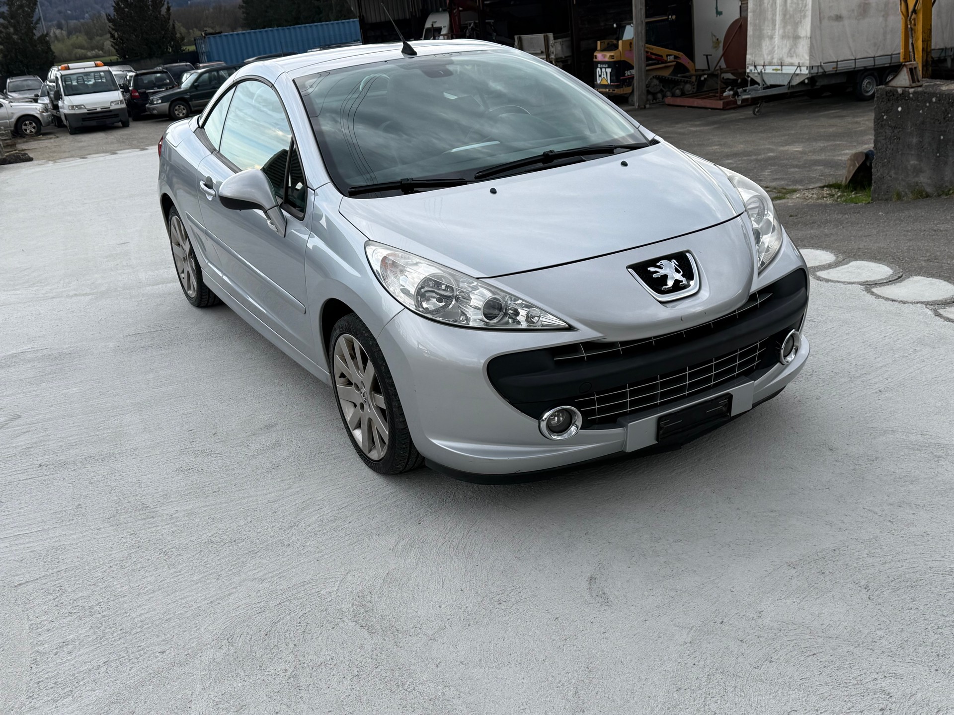 PEUGEOT 207 CC 1.6 16V Turbo Roland Garros Edition-image-3