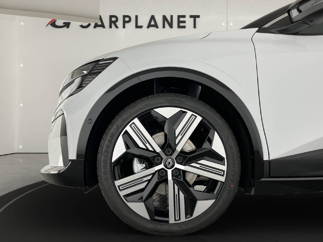 RENAULT Megane-showroom-element-3