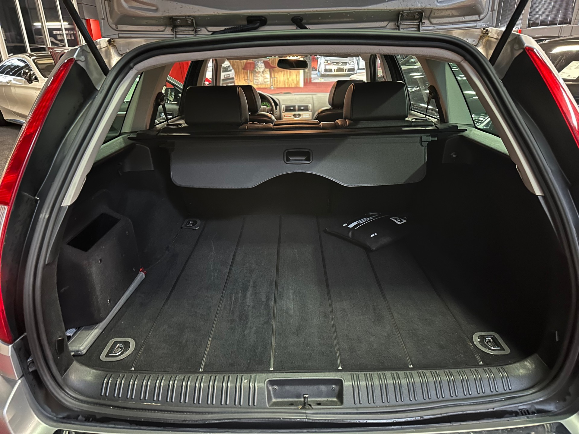 FORD Mondeo 2.0i 16V Titanium / ** Frisch AB MFK + Service 05.2026 **-image-17