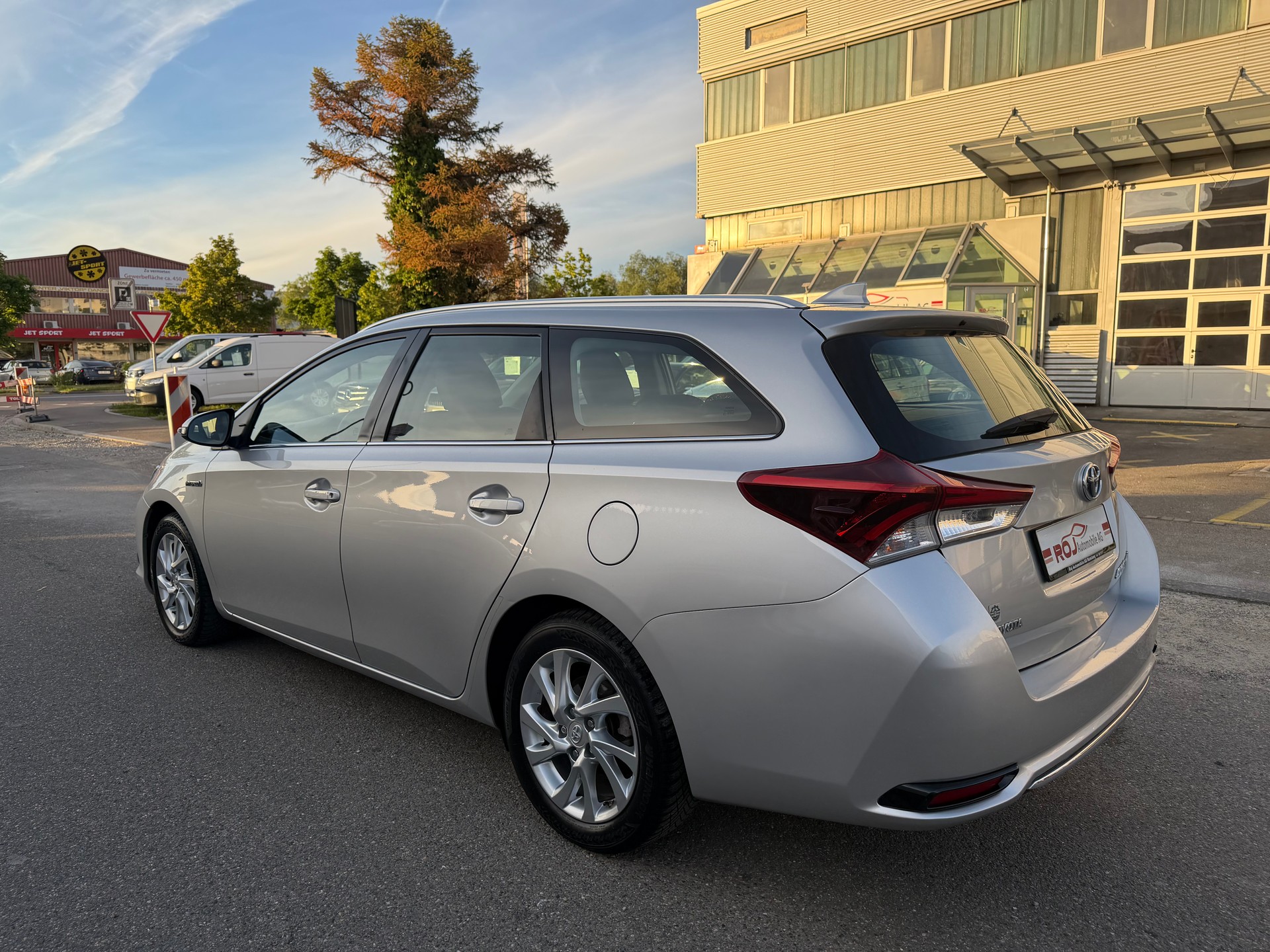 TOYOTA Auris Touring Sports 1.8 HSD Swiss Trend e-CVT-image-6