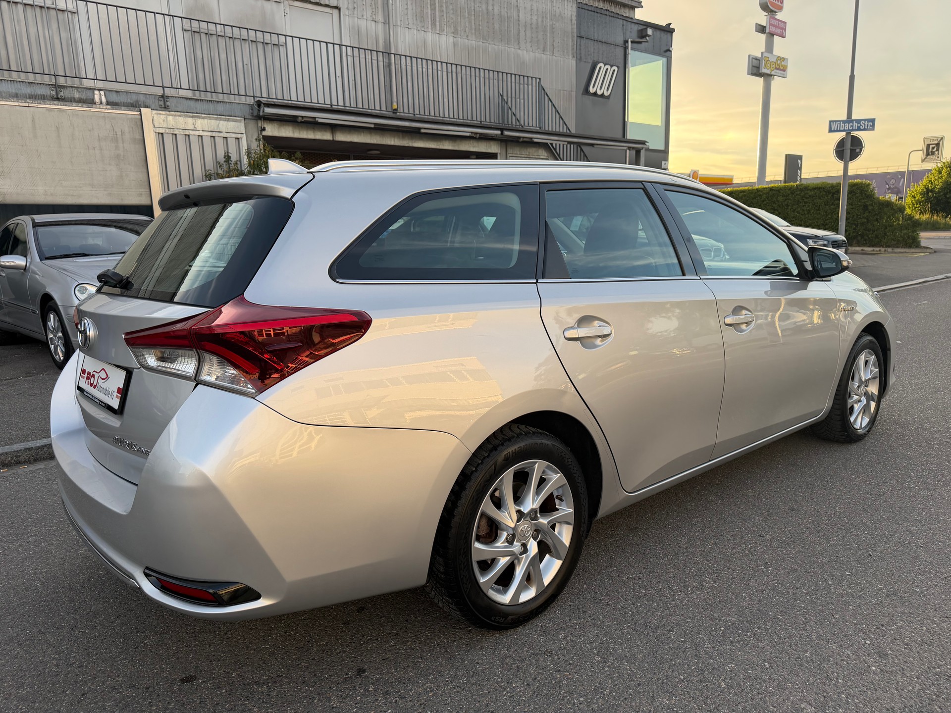 TOYOTA Auris Touring Sports 1.8 HSD Swiss Trend e-CVT-image-4
