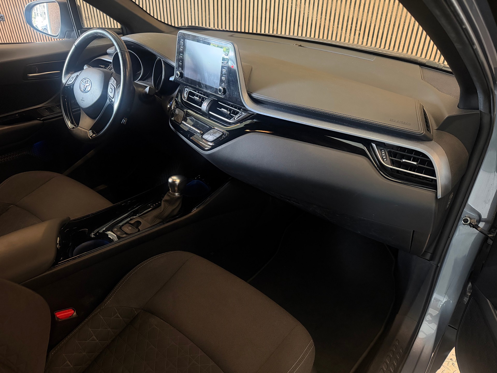 TOYOTA C-HR 2.0 VVTi HSD Trend-image-10