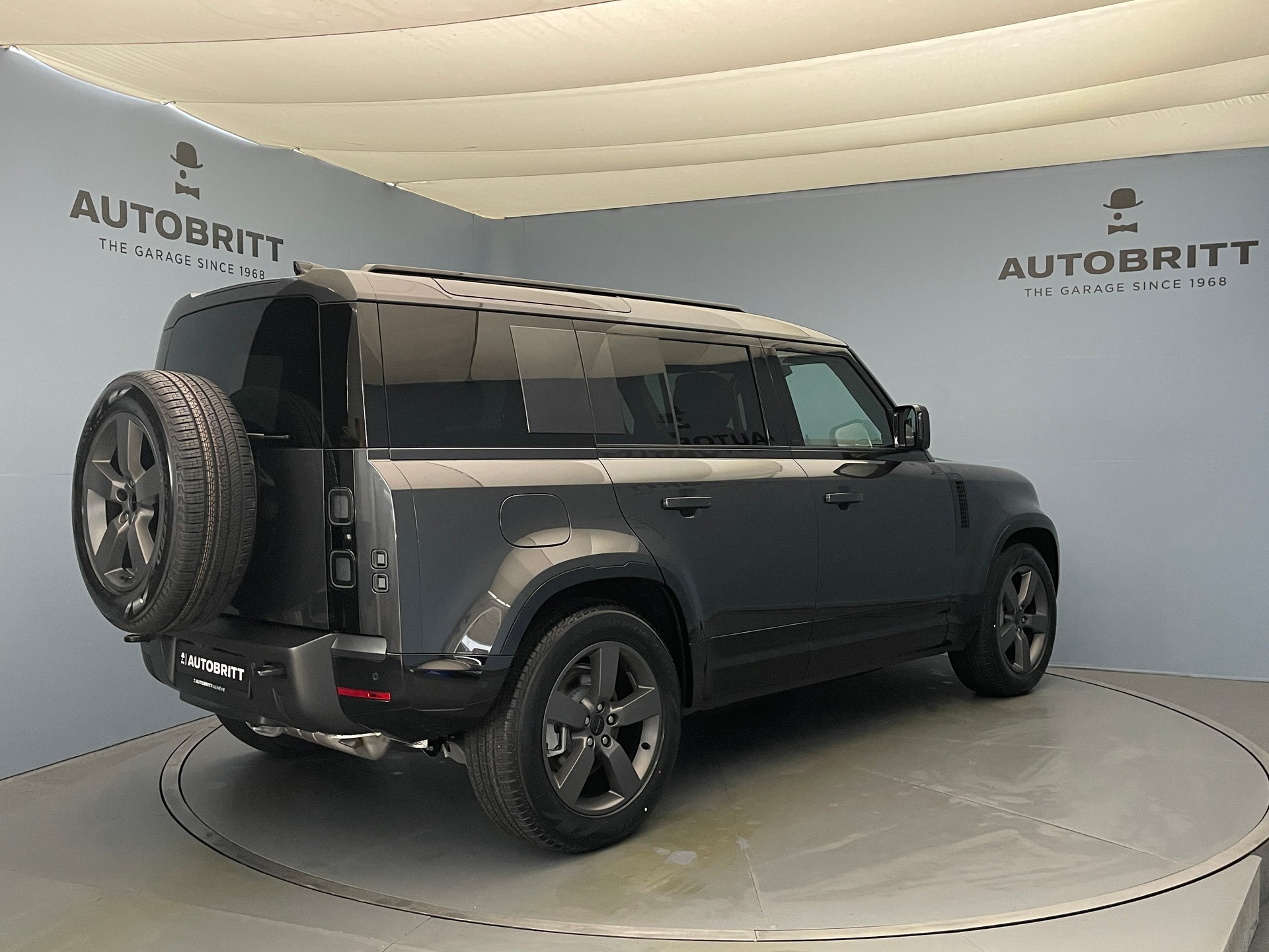 LAND ROVER Defender 110 2.0 P300e X-Dynamic HSE-showroom-element-3
