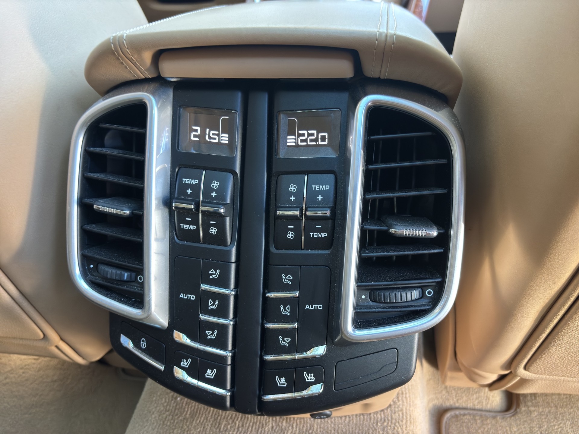 PORSCHE Cayenne Turbo-image-17