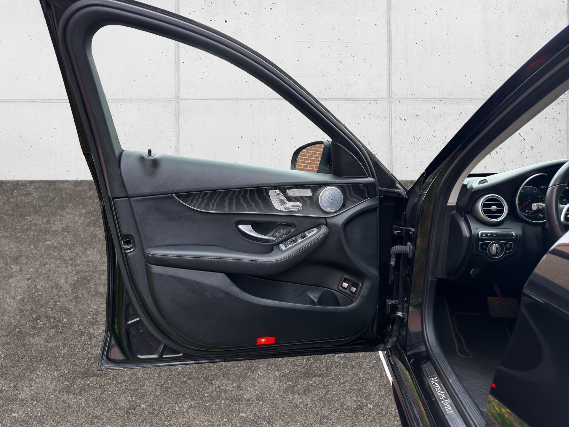 MERCEDES-BENZ C 300 e T-Modell AMG Line 9G-Tronic-image-25
