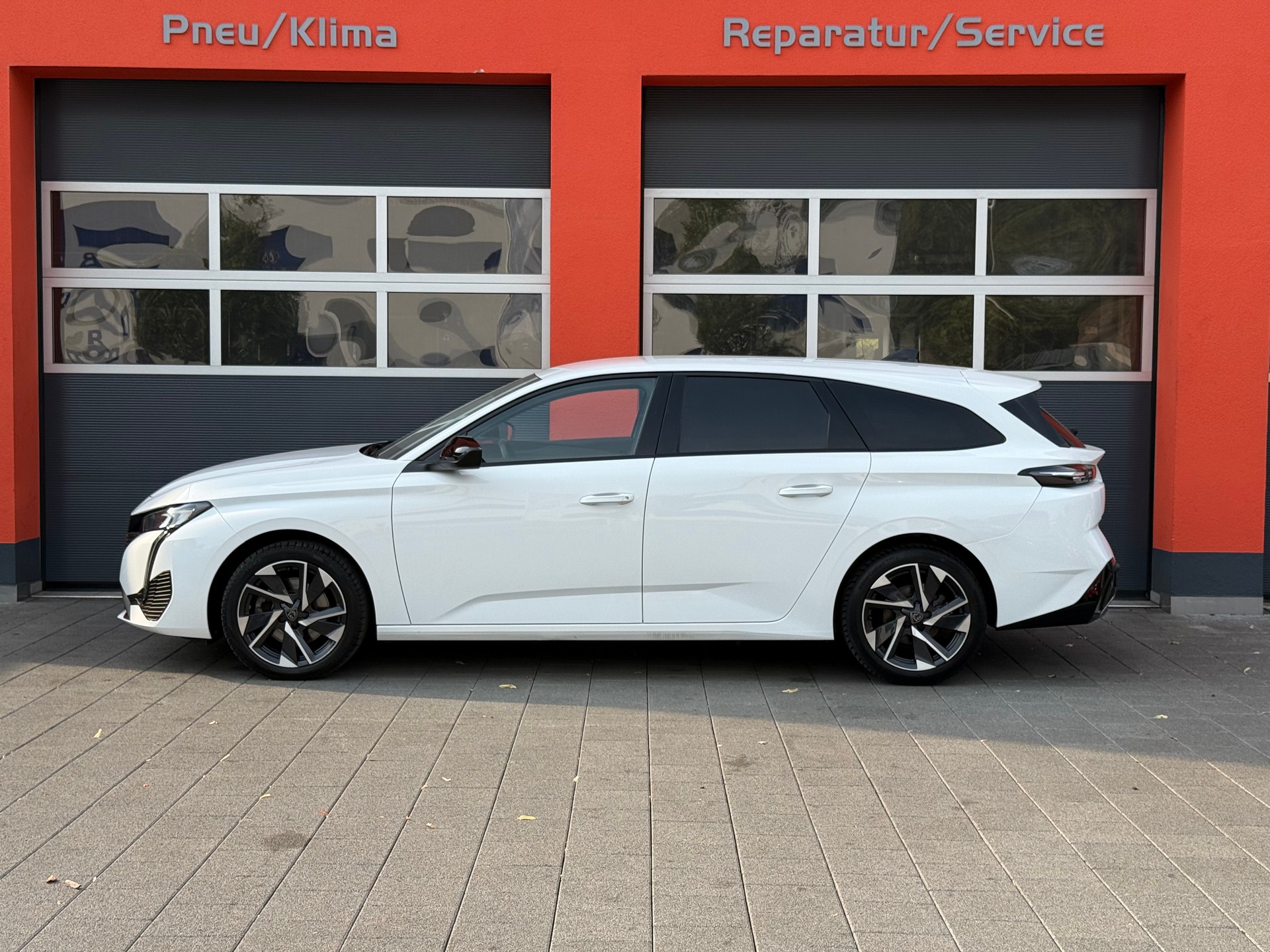 PEUGEOT 308 SW 1.5 BlueHDI Allure Pack EAT8-showroom-element-1
