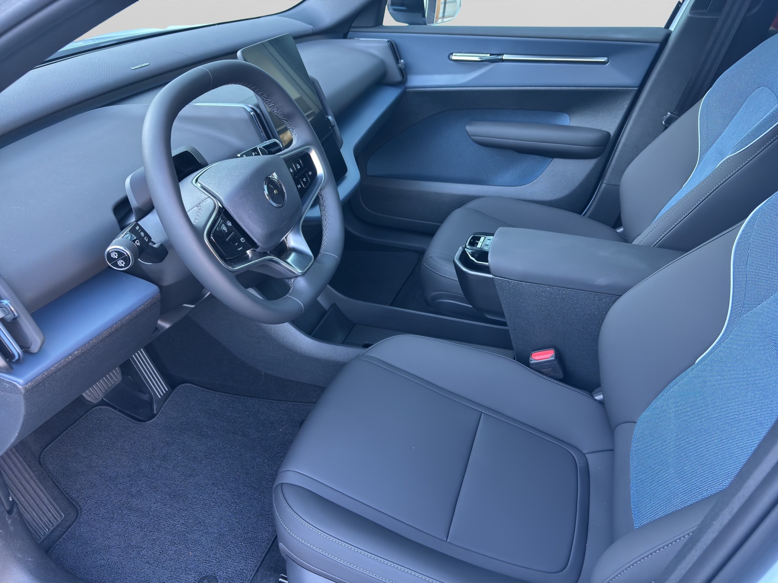 VOLVO EX30 P8 Ultra AWD-showroom-element-3