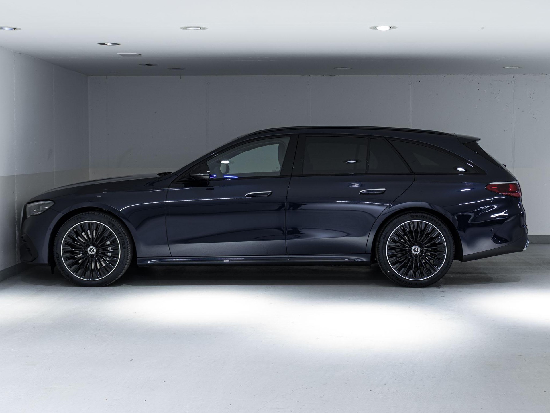 MERCEDES-BENZ E 220 d 4MATIC T-Modell-image-4
