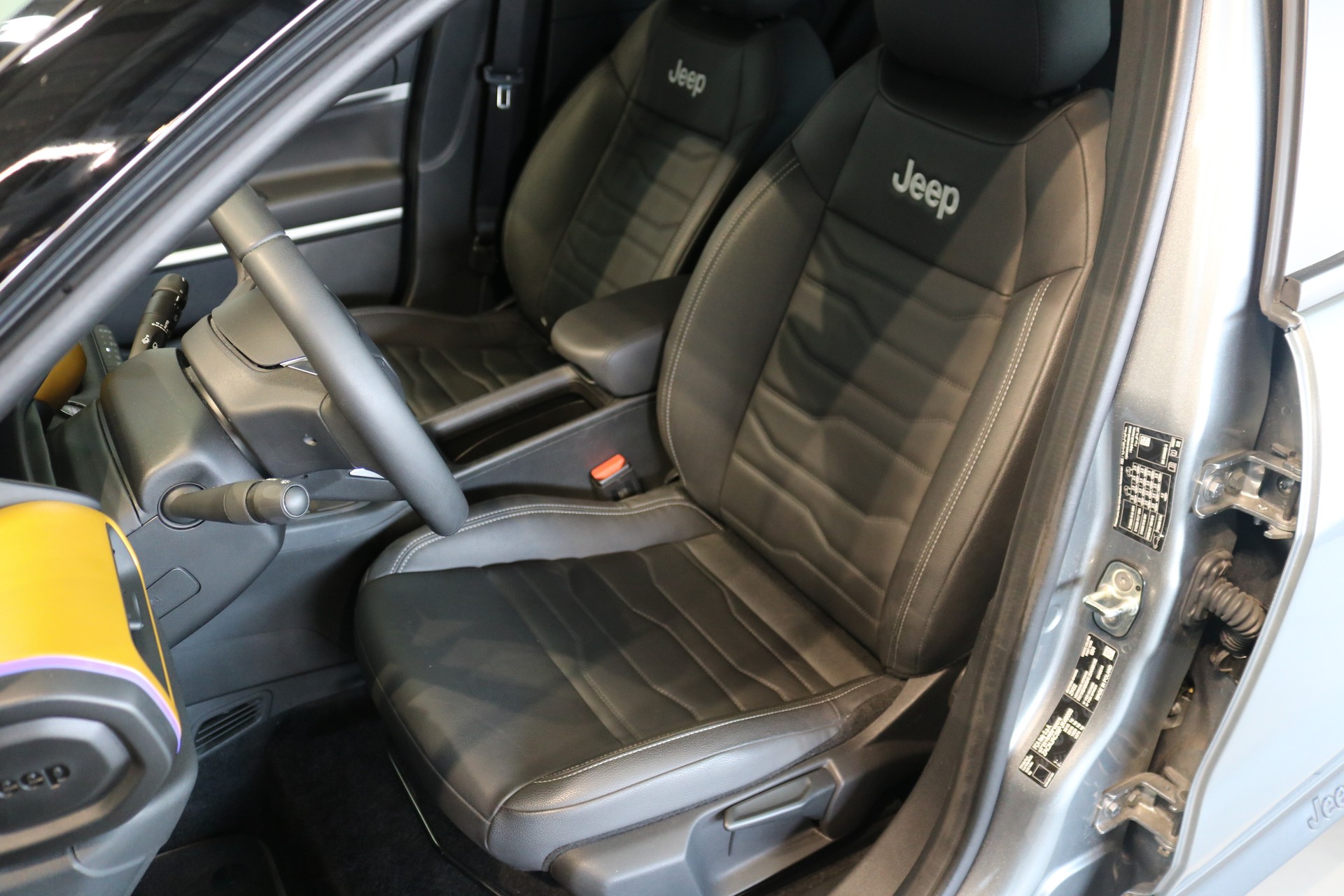 JEEP Avenger 54kWh Summit-showroom-element-1
