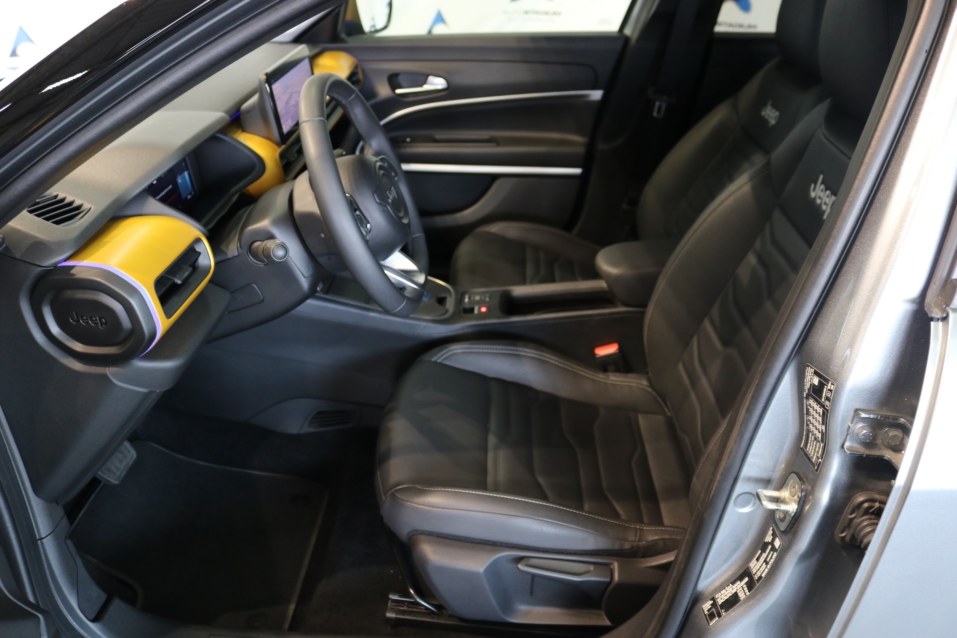 JEEP Avenger 54kWh Summit-showroom-element-2