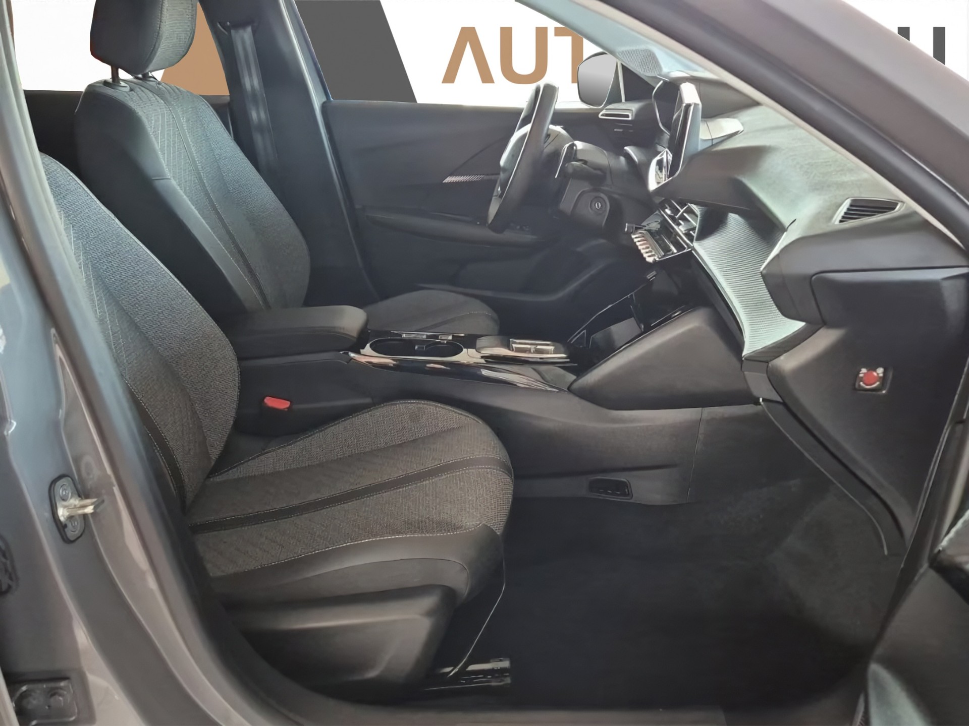 PEUGEOT 208 1.2 Hybrid Allure-image-49