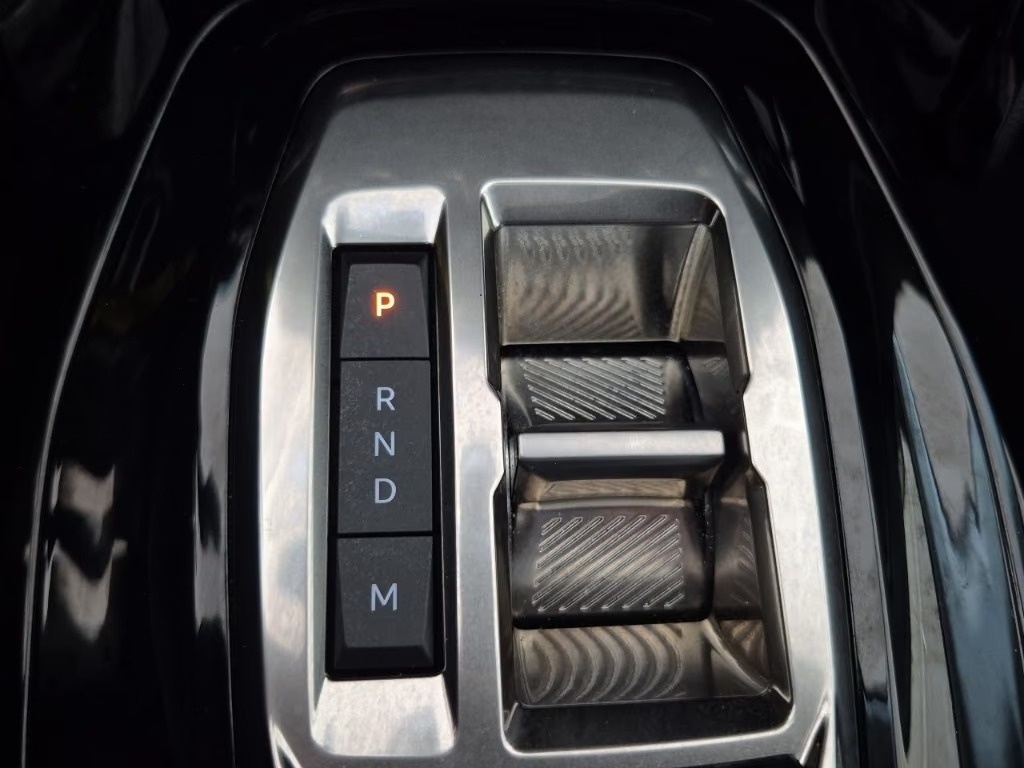 PEUGEOT 208 1.2 Hybrid Allure-image-56