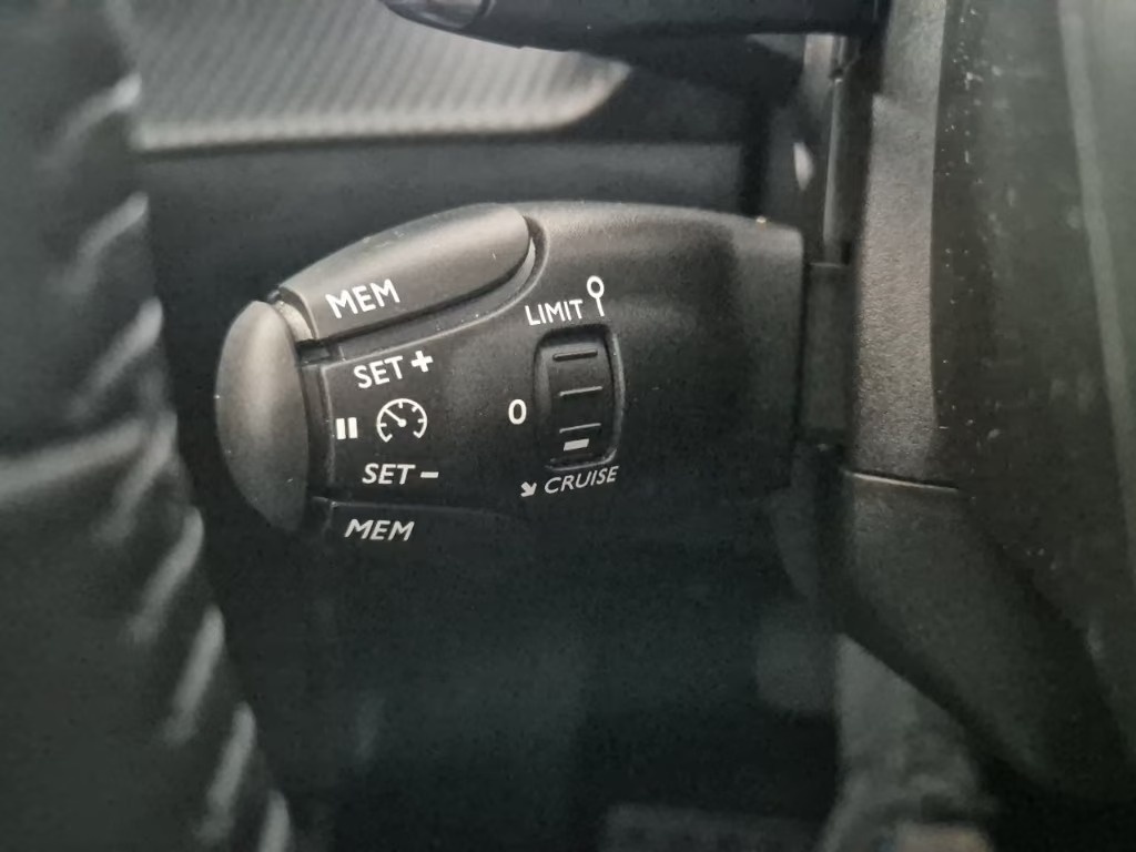 PEUGEOT 208 1.2 Hybrid Allure-image-35