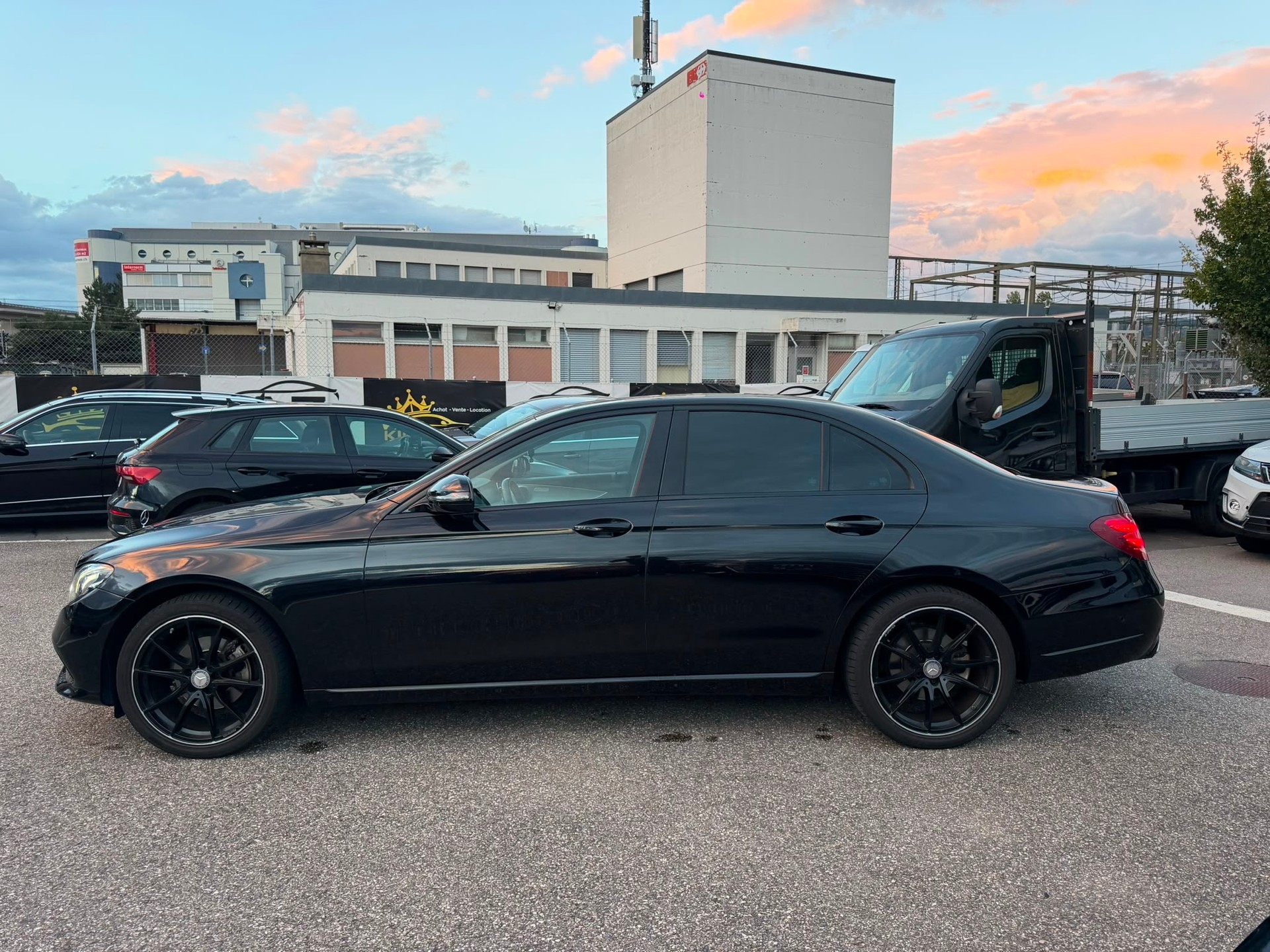 MERCEDES-BENZ E 200 AMG Line 9G-Tronic FULL BLACK GARANTIE 2 ans-showroom-element-2