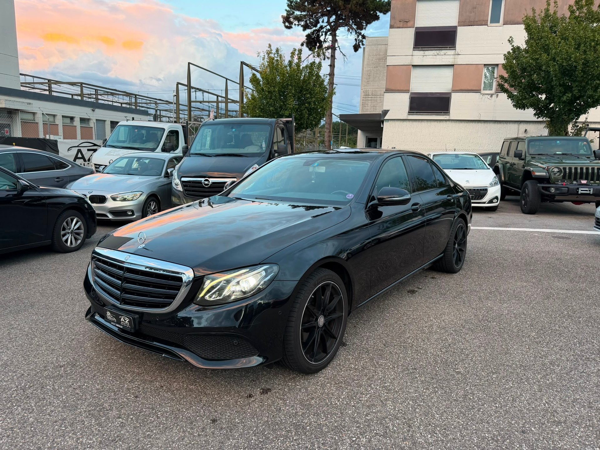 MERCEDES-BENZ E 200 AMG Line 9G-Tronic FULL BLACK GARANTIE 2 ans-showroom-element-1
