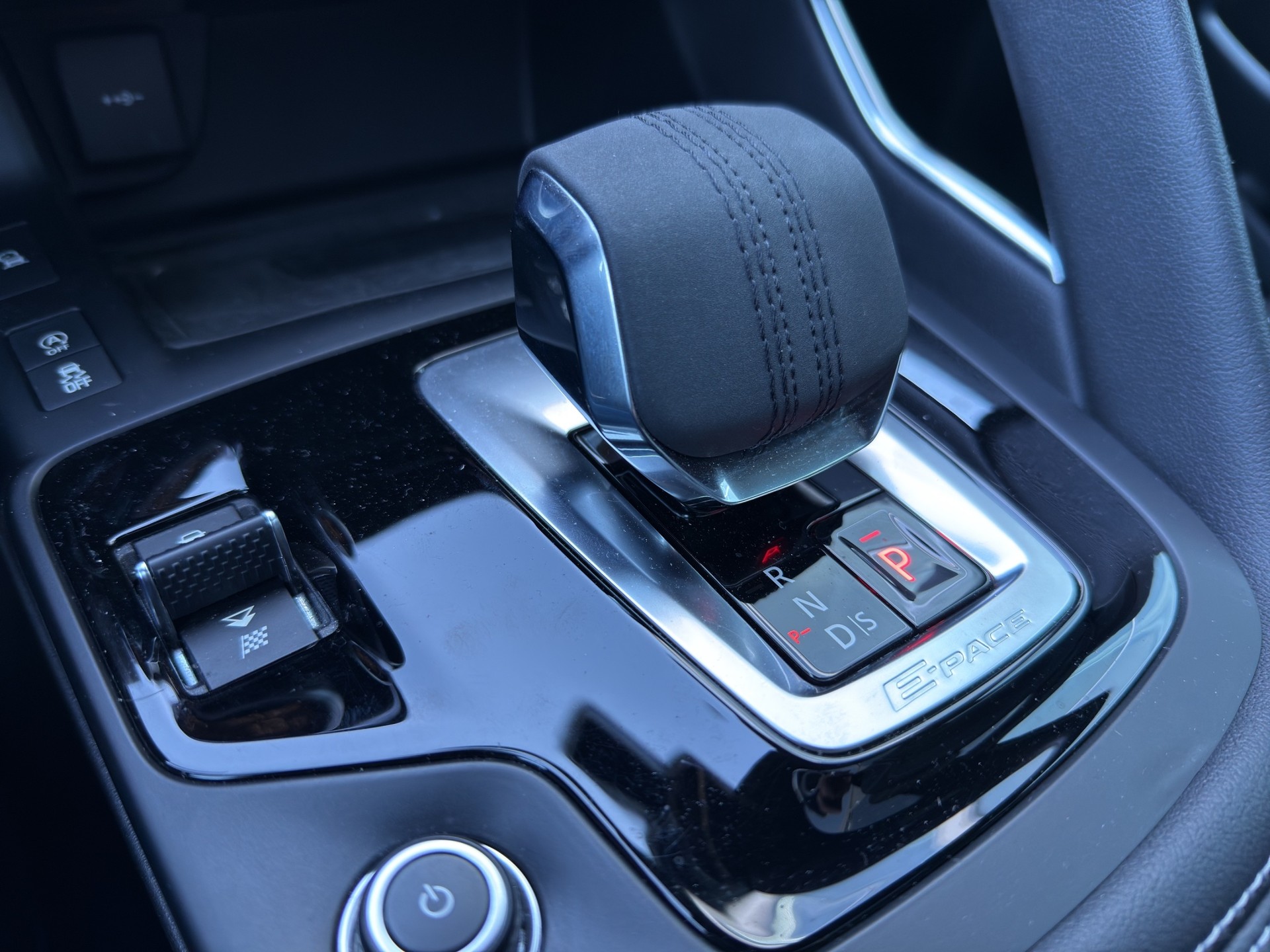 JAGUAR E-Pace 2.0 P250 R-Dynamic SE AWD Automatik-image-14