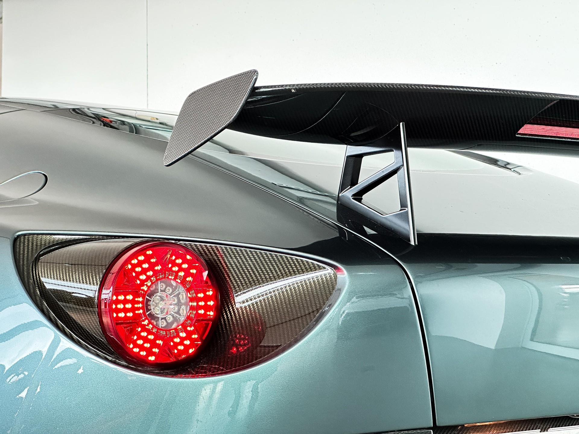 ASTON MARTIN V12 Vantage Coupé 6.0-image-14