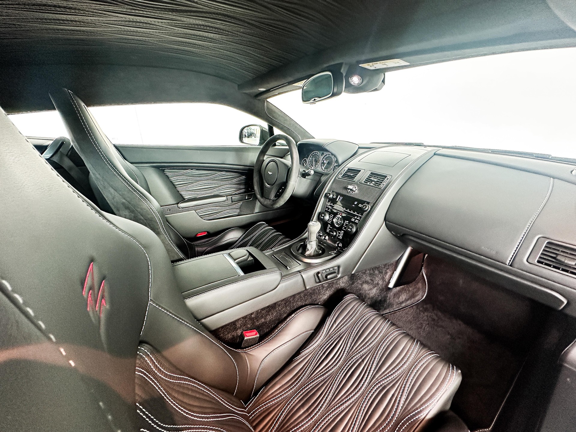 ASTON MARTIN V12 Vantage Coupé 6.0-image-4