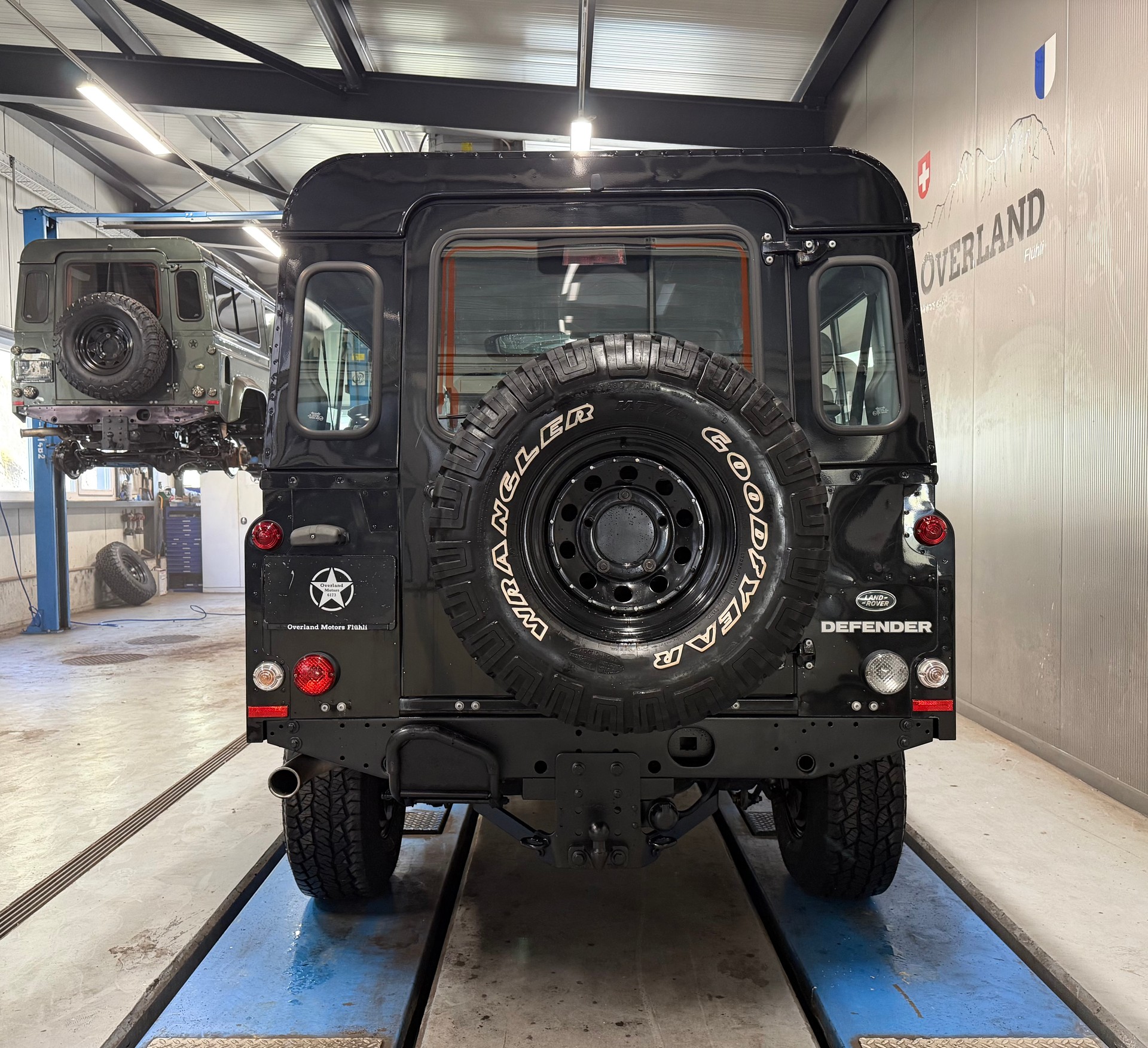 LAND ROVER Defender 110 2.2 TD4-showroom-element-3