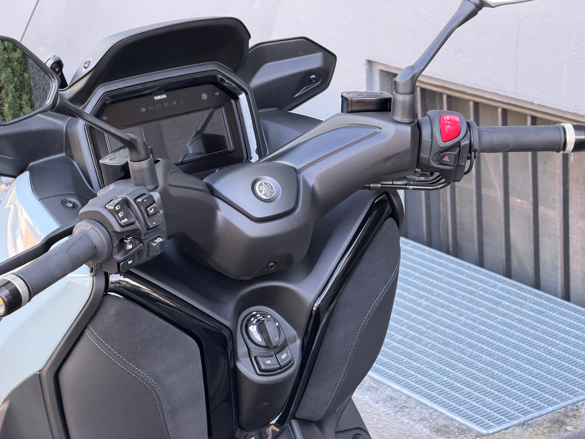 YAMAHA XMAX 300 Tech MAX+ 2026-image-9