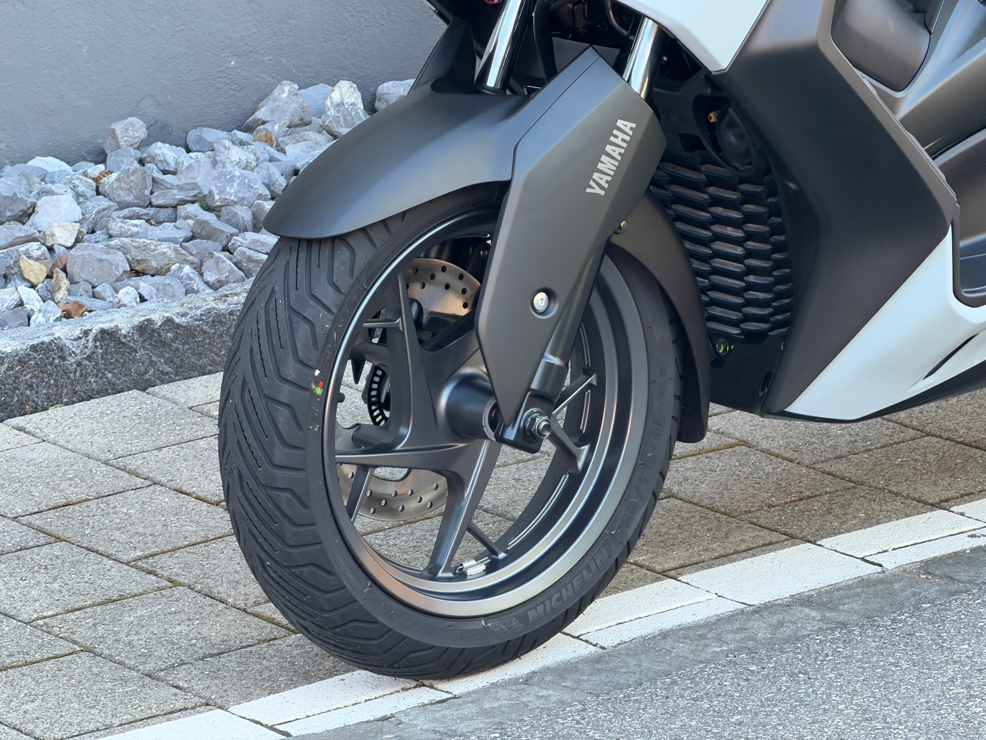 YAMAHA XMAX 300 Tech MAX+ 2026-showroom-element-1