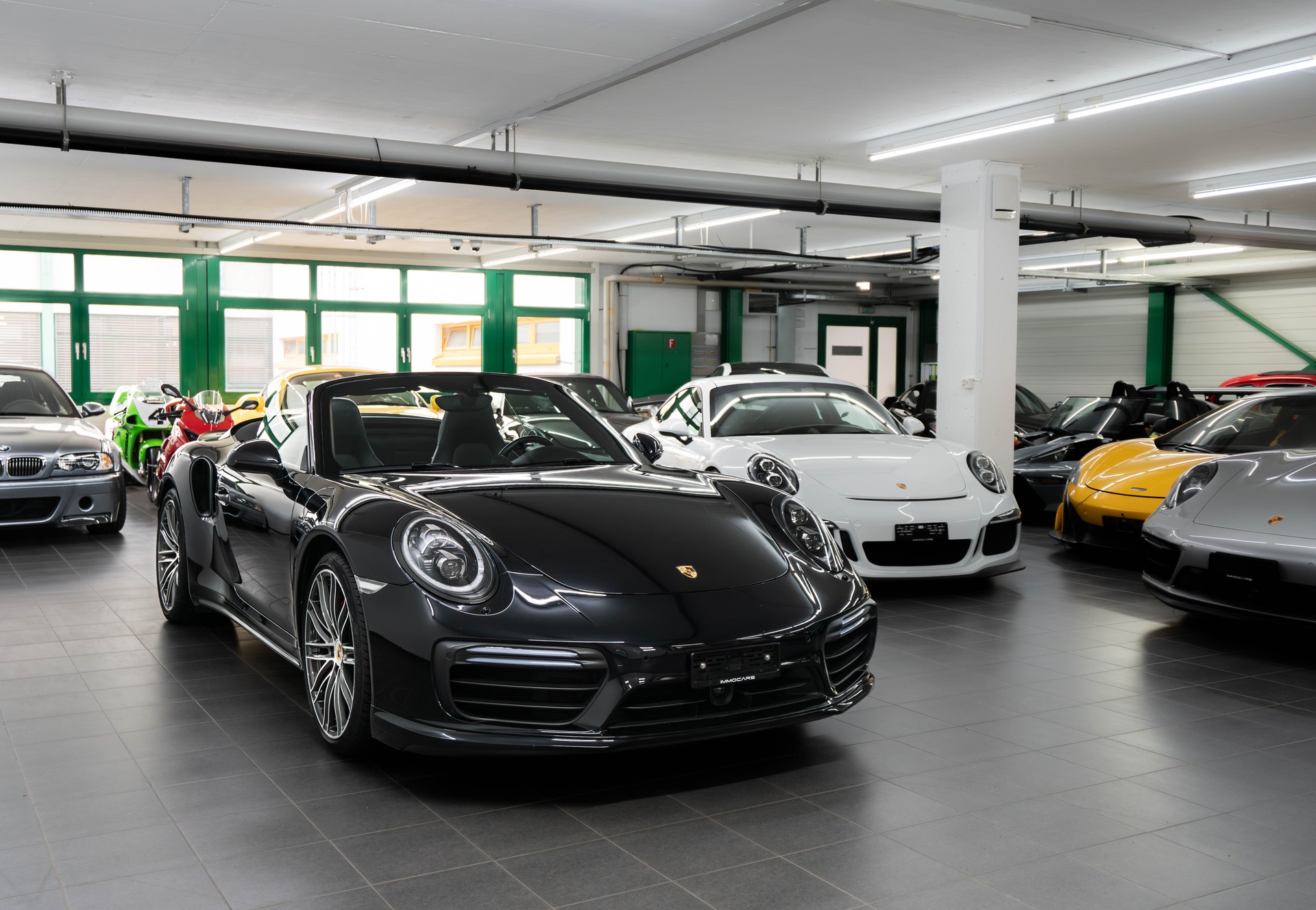 PORSCHE Turbo PDK-showroom-element-2