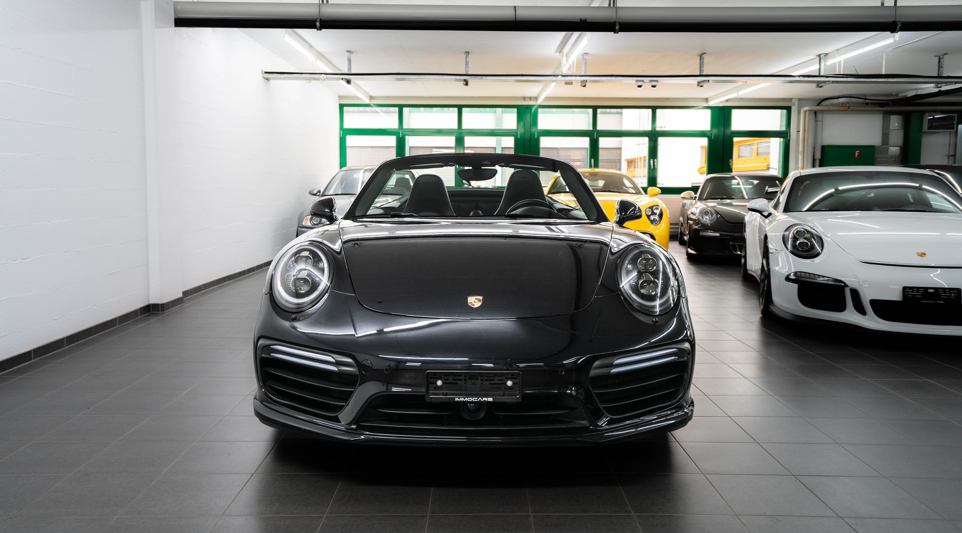 PORSCHE Turbo PDK-showroom-element-1