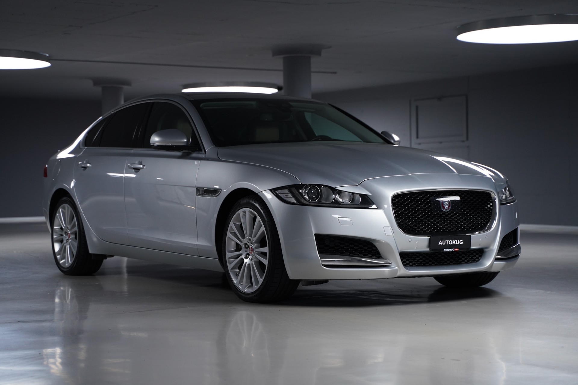 JAGUAR XF 30d R-Sport Automatic-showroom-element-2