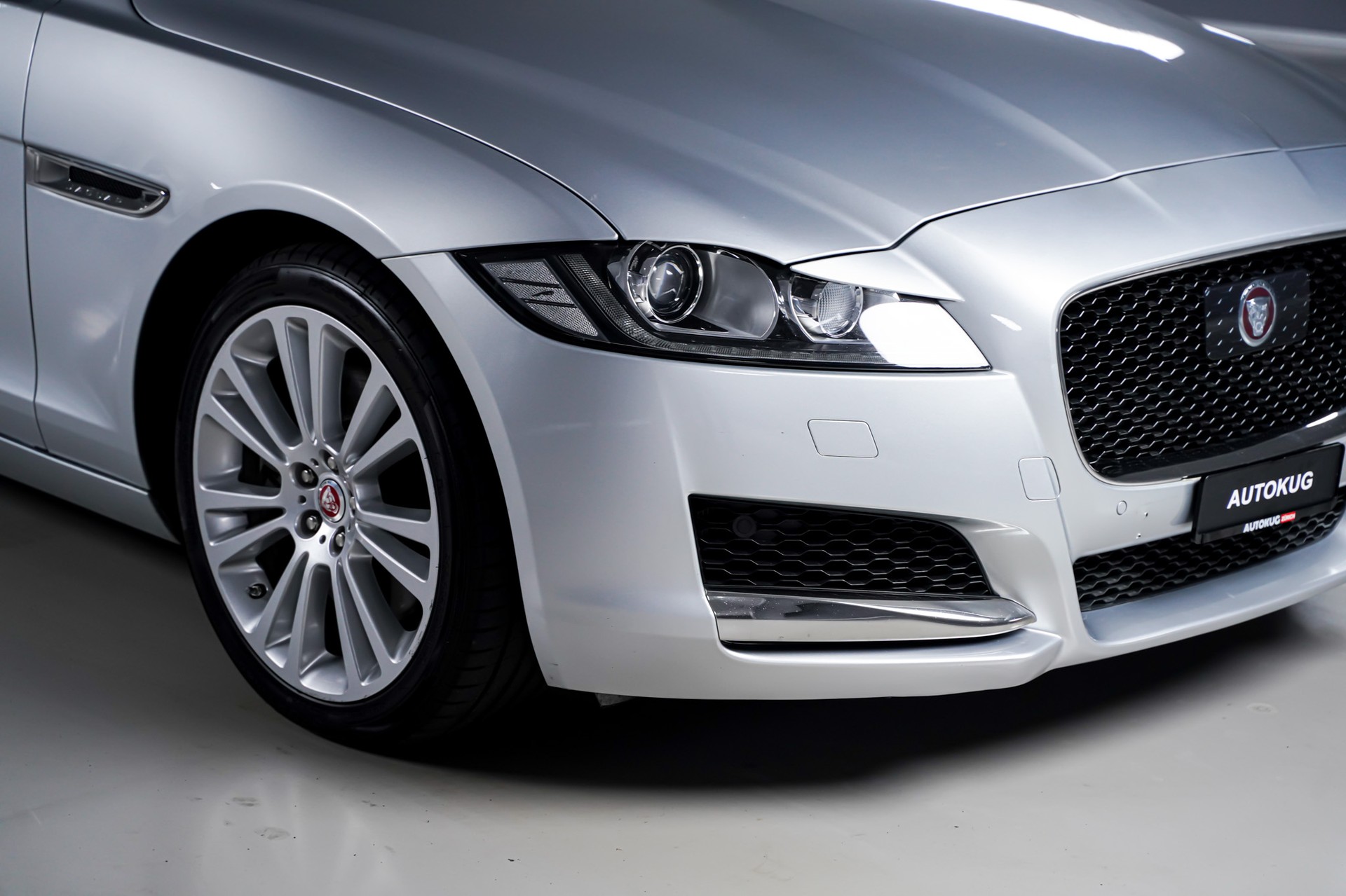 JAGUAR XF 30d R-Sport Automatic-showroom-element-3