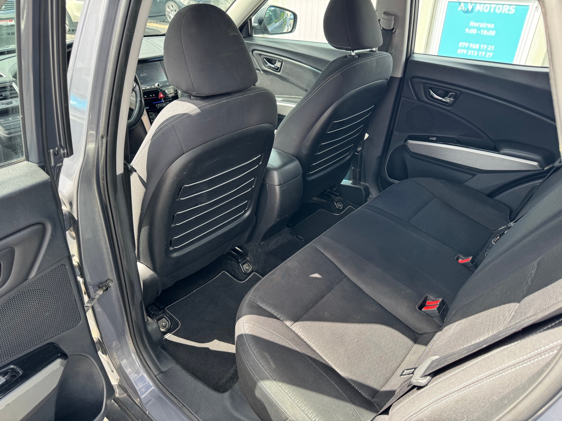 KGM-SsangYong Tivoli 1.6 e-XGi Quartz 4WD Automatic-image-9
