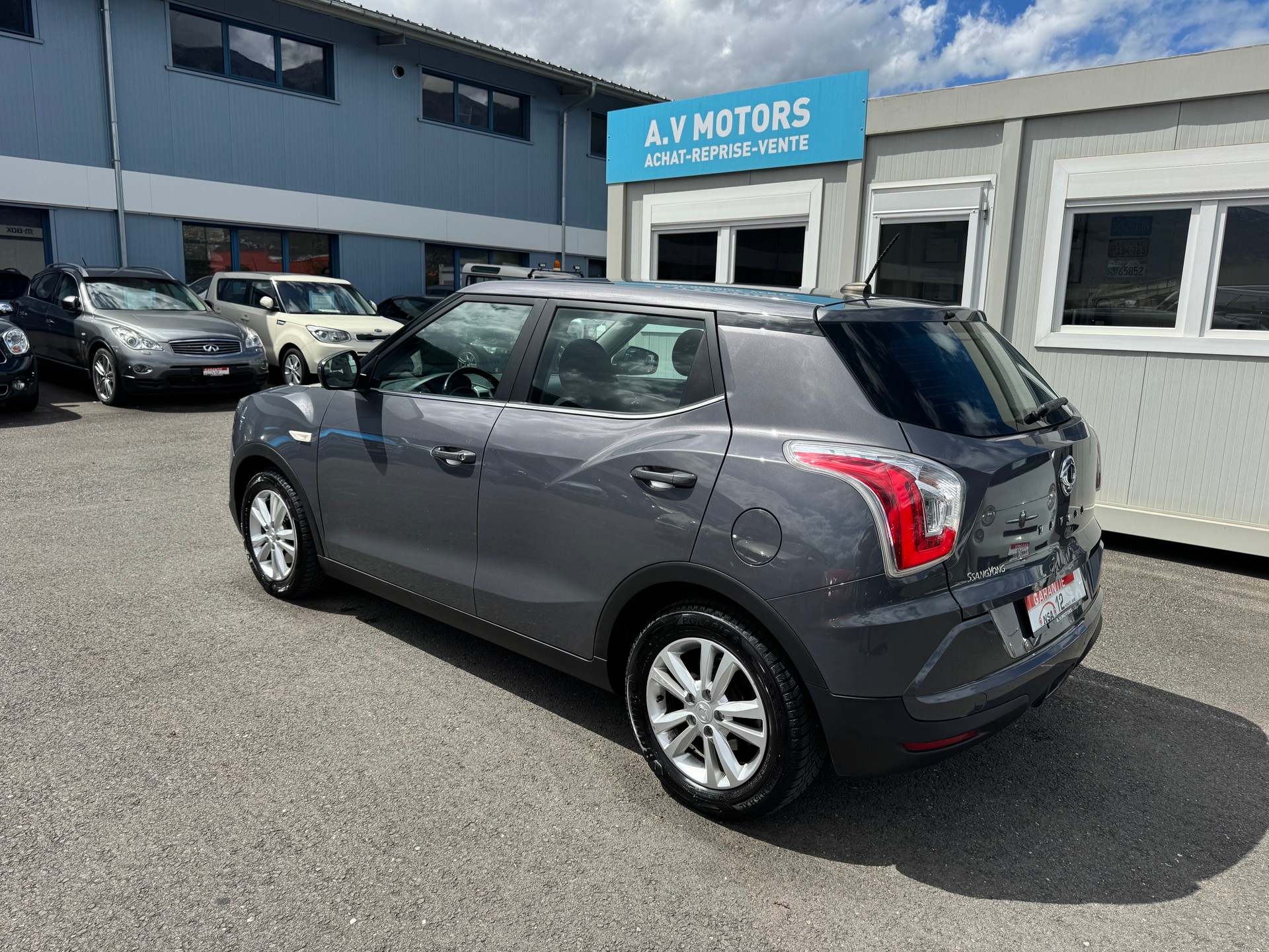 KGM-SsangYong Tivoli 1.6 e-XGi Quartz 4WD Automatic-image-3