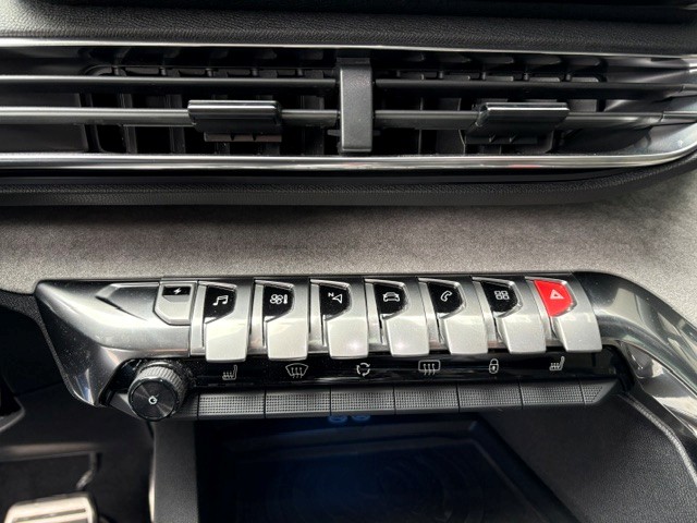 PEUGEOT 3008 300e Hybrid4 GT Pack EAT8-image-18